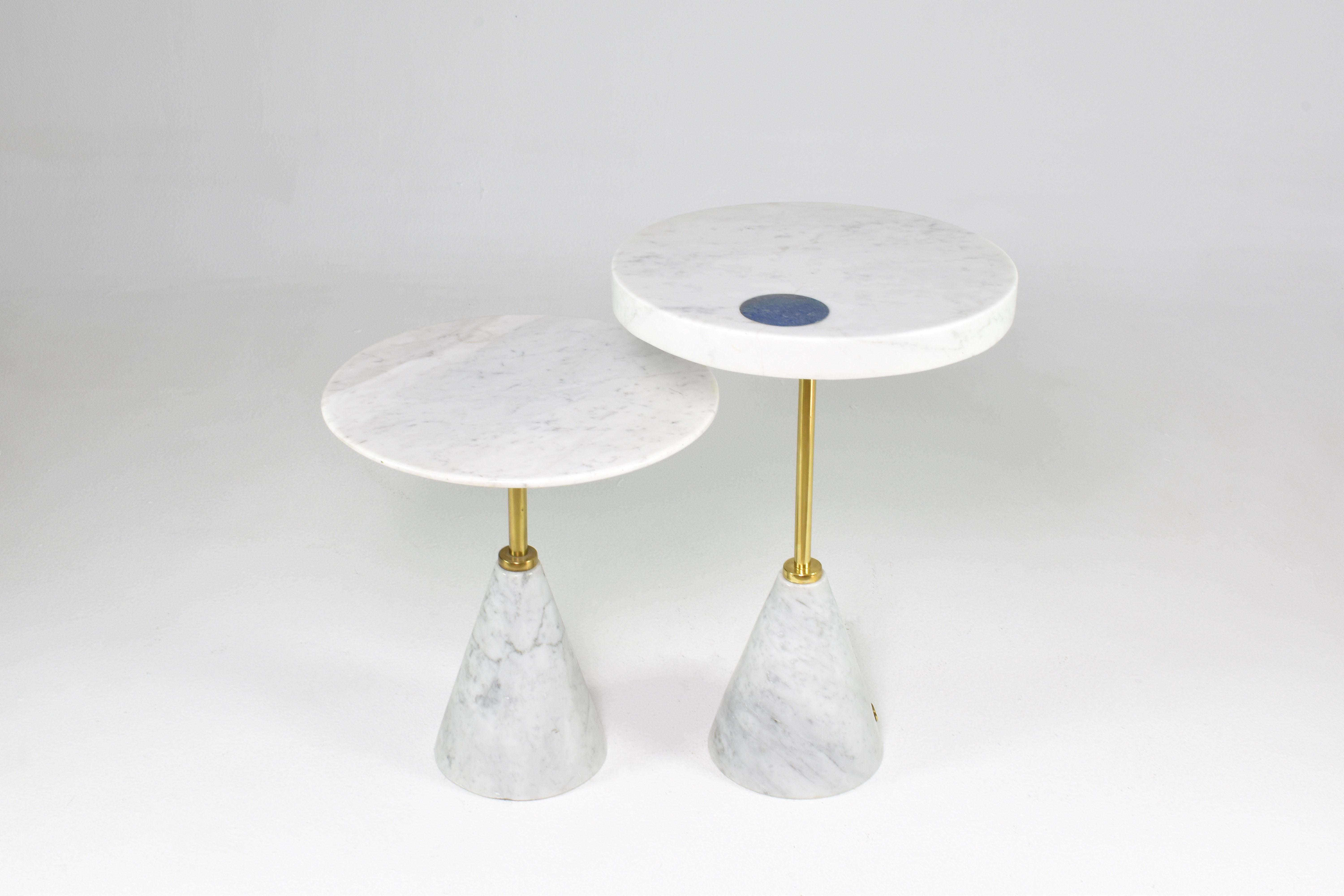 Paire de tables d'appoint contemporaines en forme de guéridon conçues par Jonathan Amar et fabriquées à la main en marbre de Carrare et en laiton. La table la plus haute, dont le plateau est plus épais, est ornée d'un superbe détail en lapis-lazuli