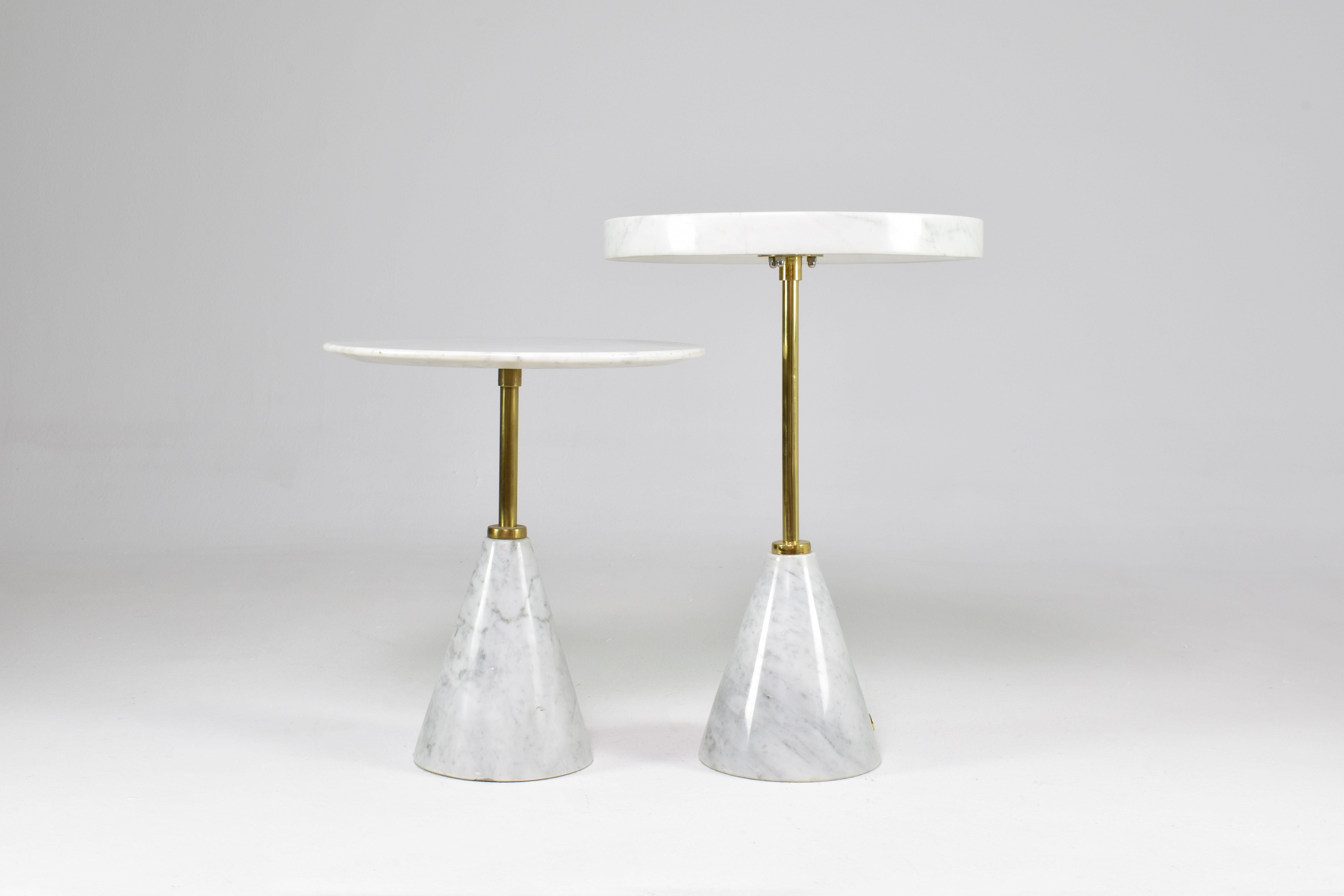 Moderne Paire de tables d'appoint en marbre et laiton par JAS en vente