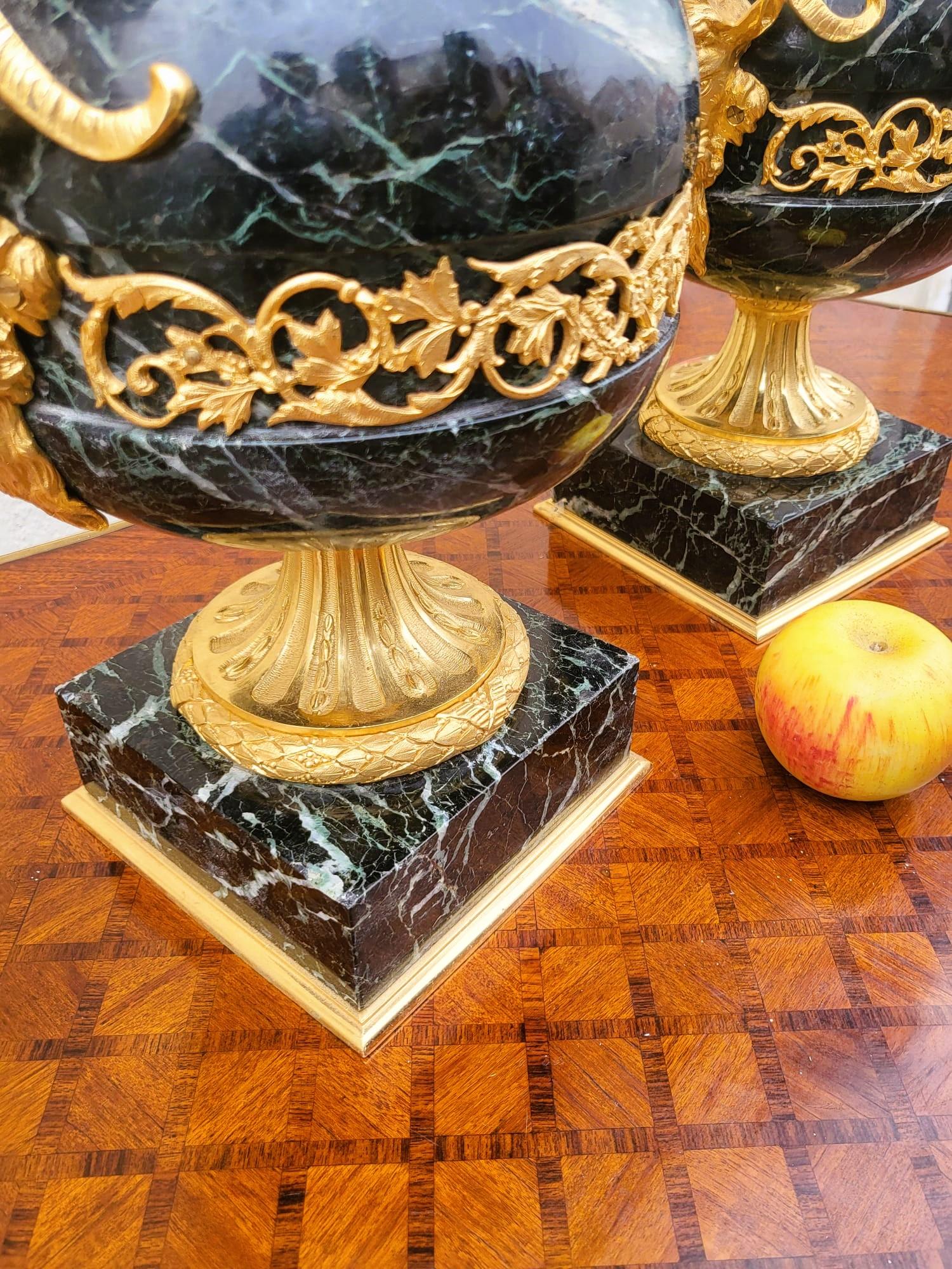 Coppia di cassette in marmo e bronzo, XIX secolo in vendita 10