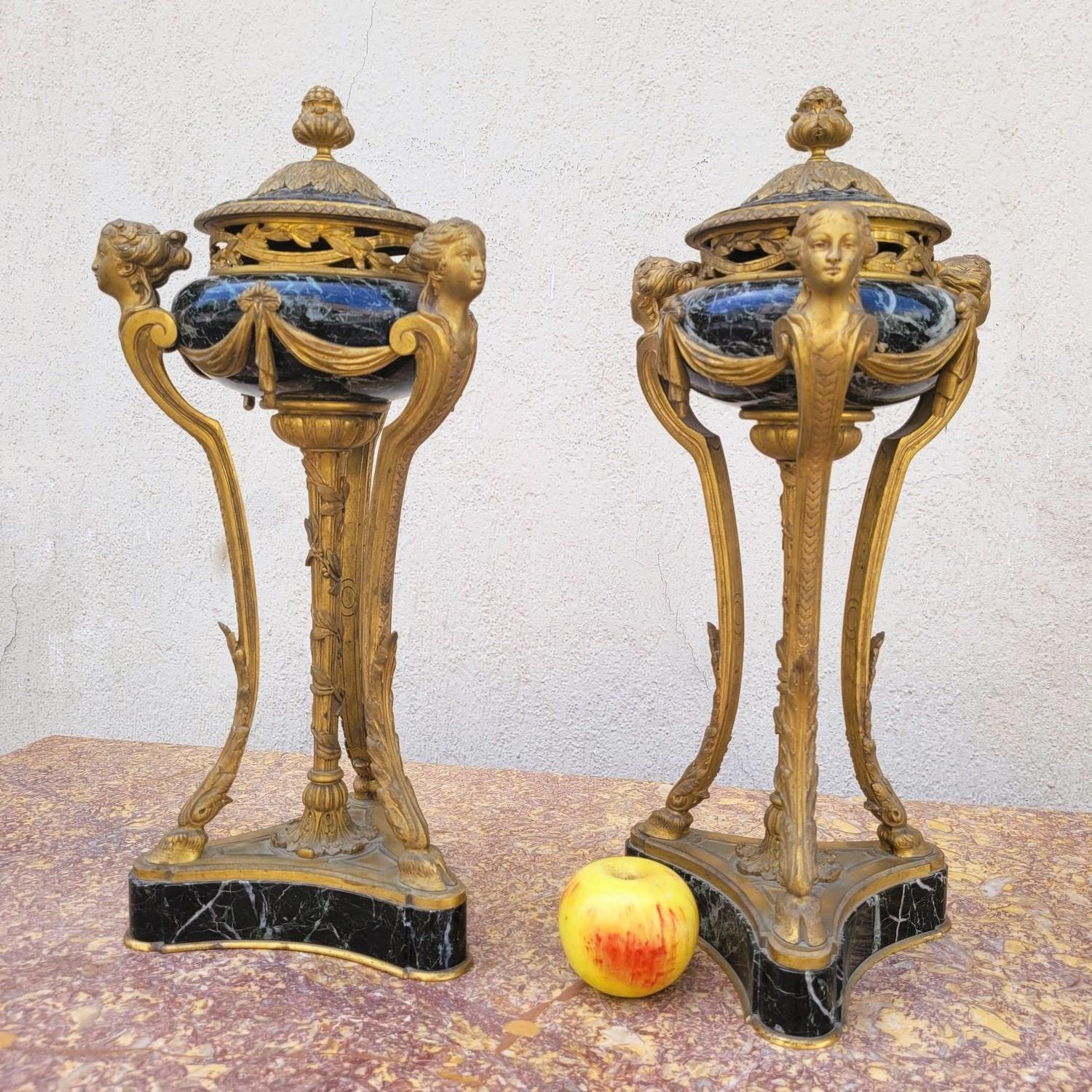 Coppia di cassette in marmo verde con ricchi ornamenti in bronzo dorato: teste di donna, piedi di capra, coperchio con pigna

Buone condizioni generali, alcune scheggiature nel marmo

xIX secolo

Altezza 50 cm
Diametro circa 23 cm