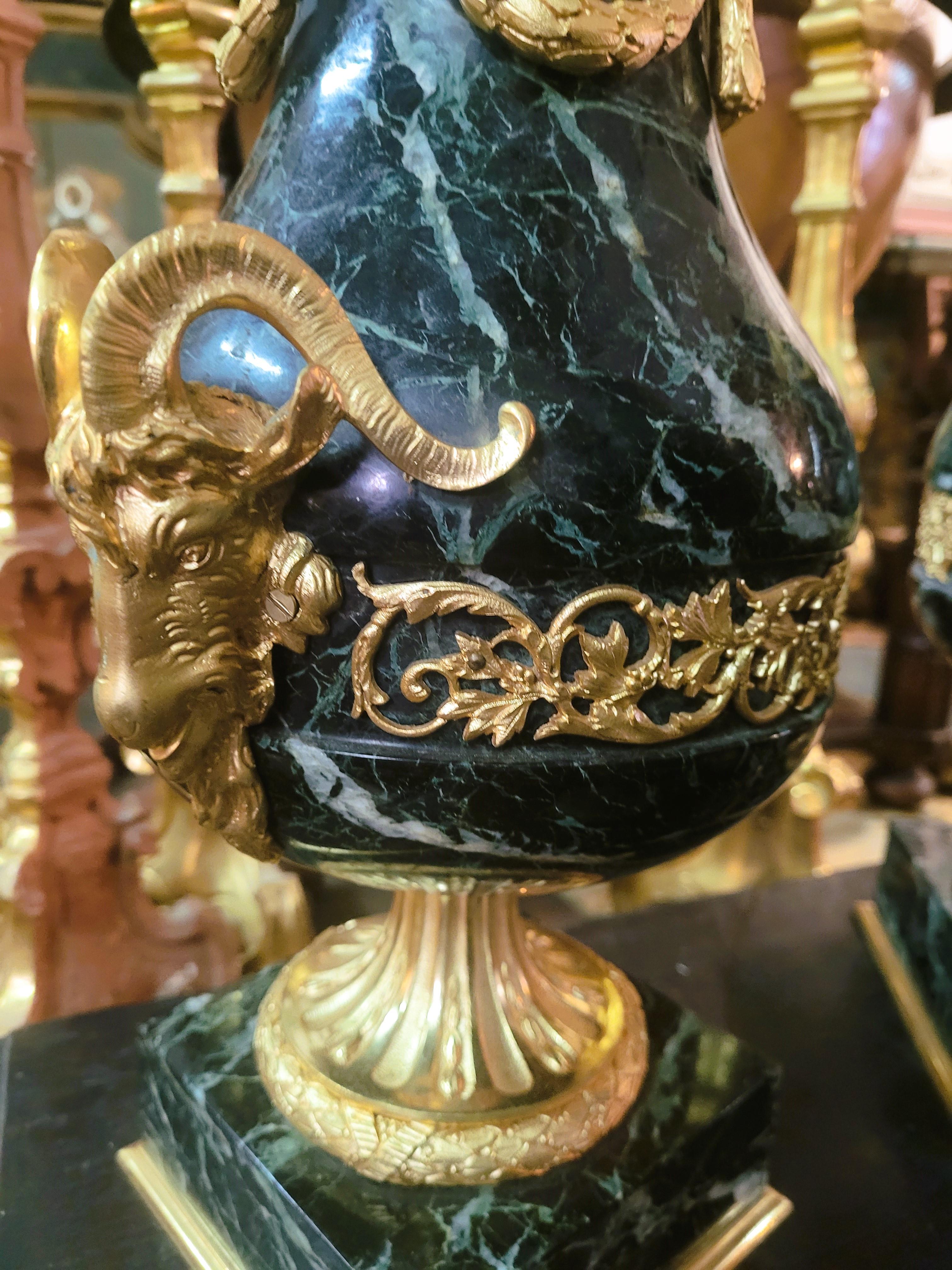 Coppia di cassolette in stile Luigi XVI, in marmo verde con ricchi ornamenti in bronzo dorato: teste di montone, ghirlande di fiori

Buone condizioni generali, bronzi dorati, vecchi restauri e scheggiature su marmo

Periodo di Napoleone III

Altezza