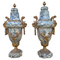Ein Paar Cassolettes aus Marmor und Bronze, 19. Jahrhundert