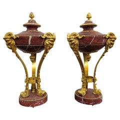 Ein Paar Cassolettes aus Marmor und Bronze, 19. Jahrhundert
