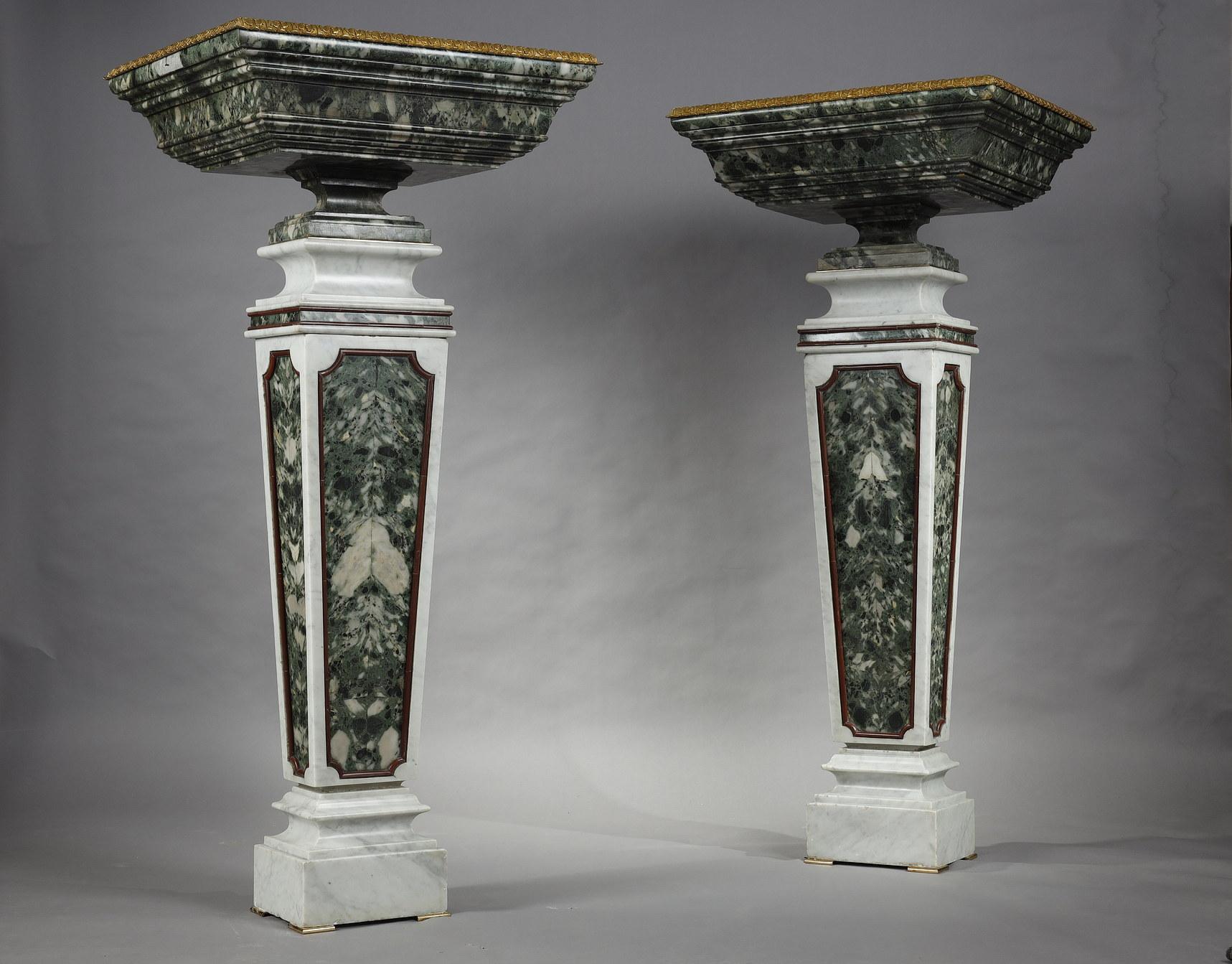 Neoclassical Pair of Marble and Bronze Urns on Marble Pedestals, France, Early 20th Century For Sale