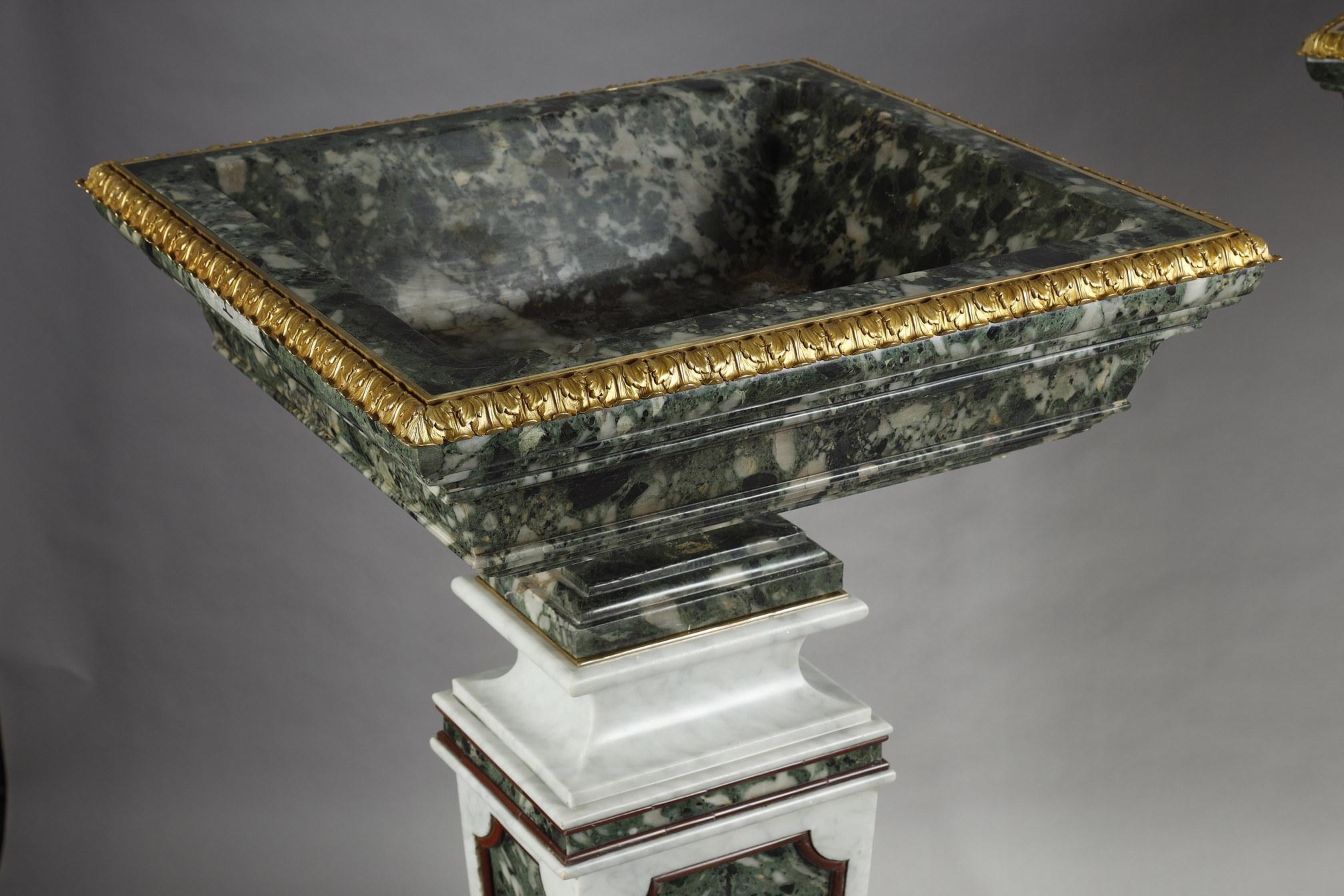 Pair of Marble and Bronze Urns on Marble Pedestals, France, Early 20th Century In Good Condition For Sale In PARIS, FR