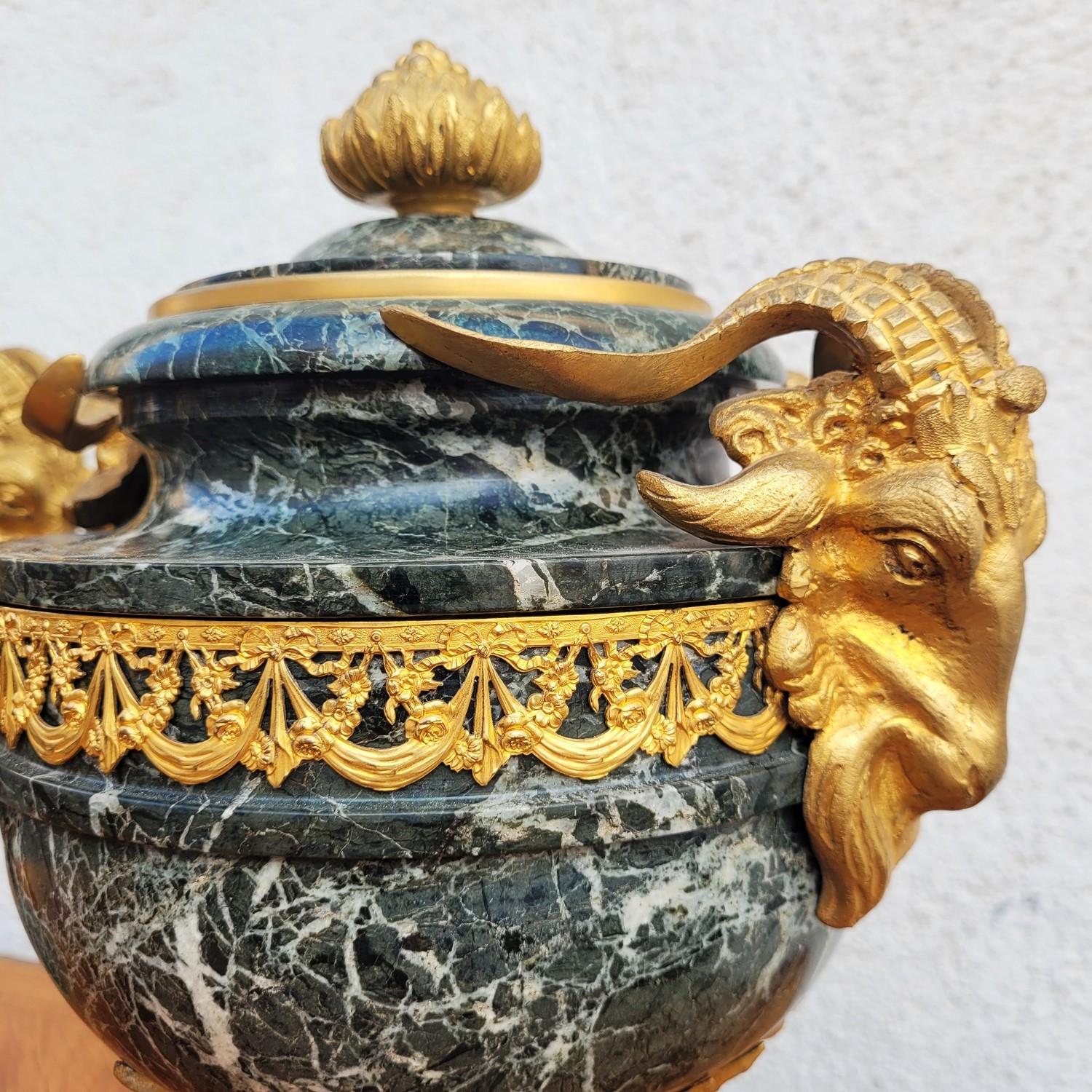 Par De Cassolettes De Mármol Y Bronce Dorado, Napoleón III, Siglo XIX en venta 1