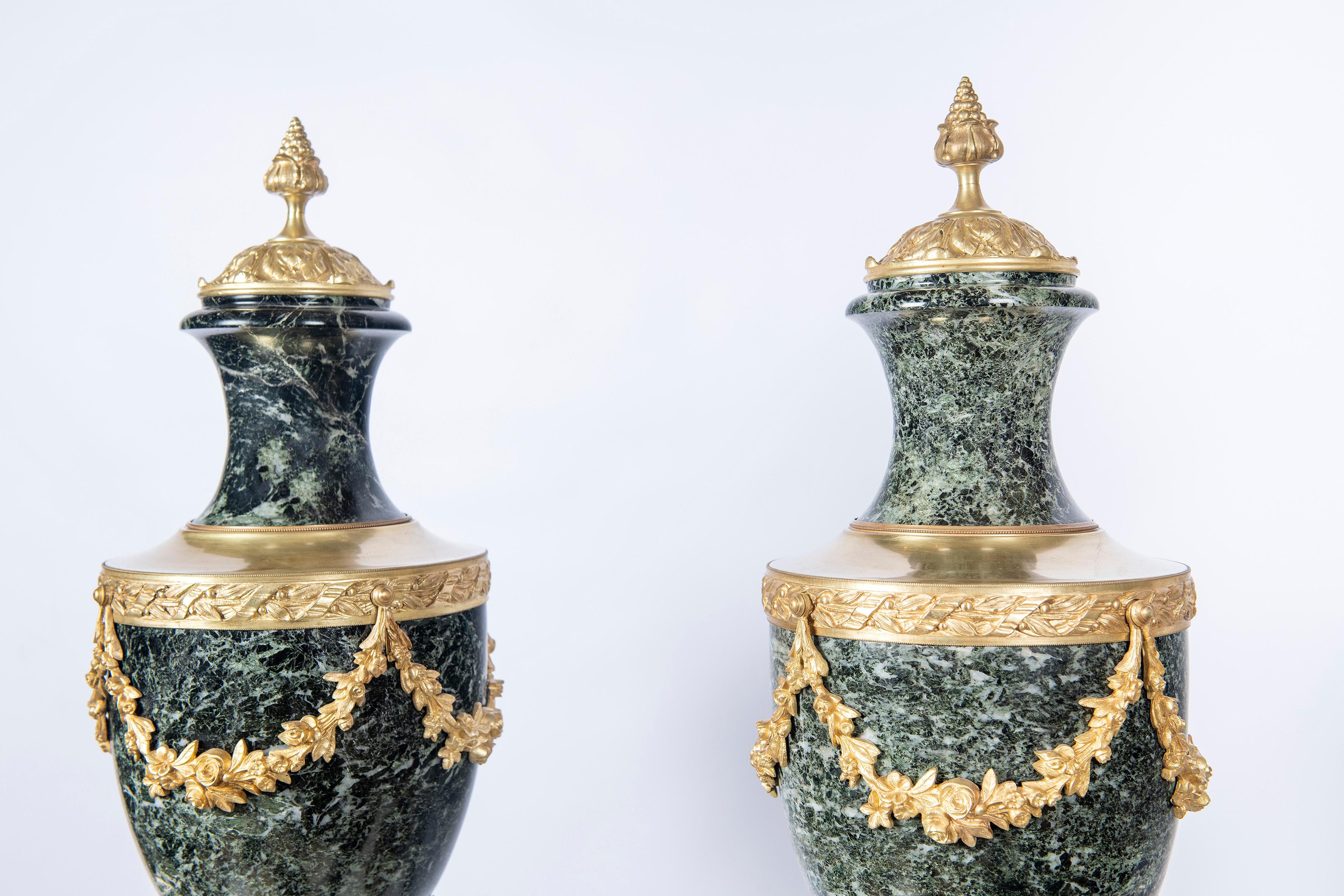 Pair of Marble and Gilt Bronze Cassolettes, France, Late 19th Century In Good Condition For Sale In Buenos Aires, Buenos Aires