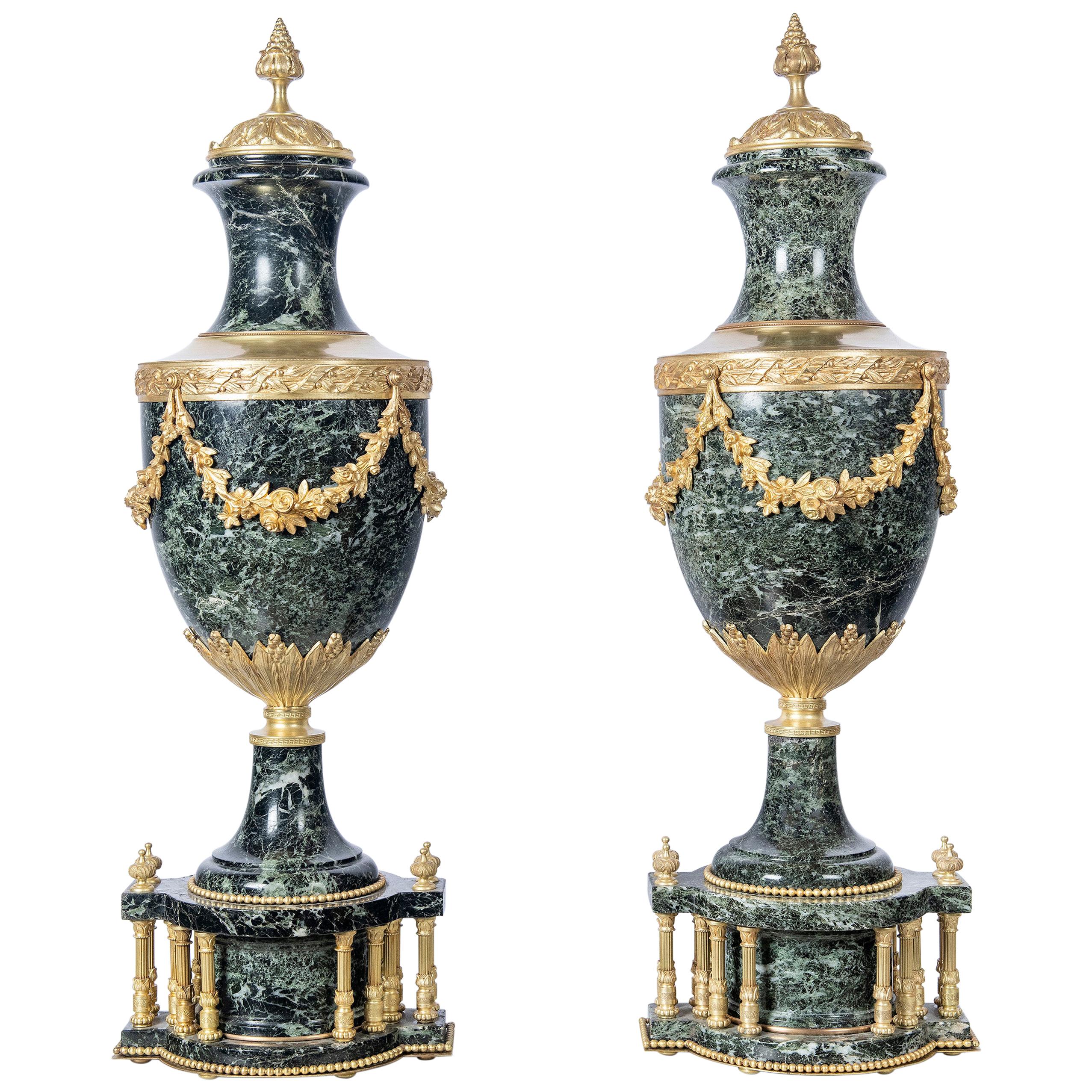 Paar Cassolettes aus Marmor und vergoldeter Bronze, Frankreich, spätes 19. Jahrhundert