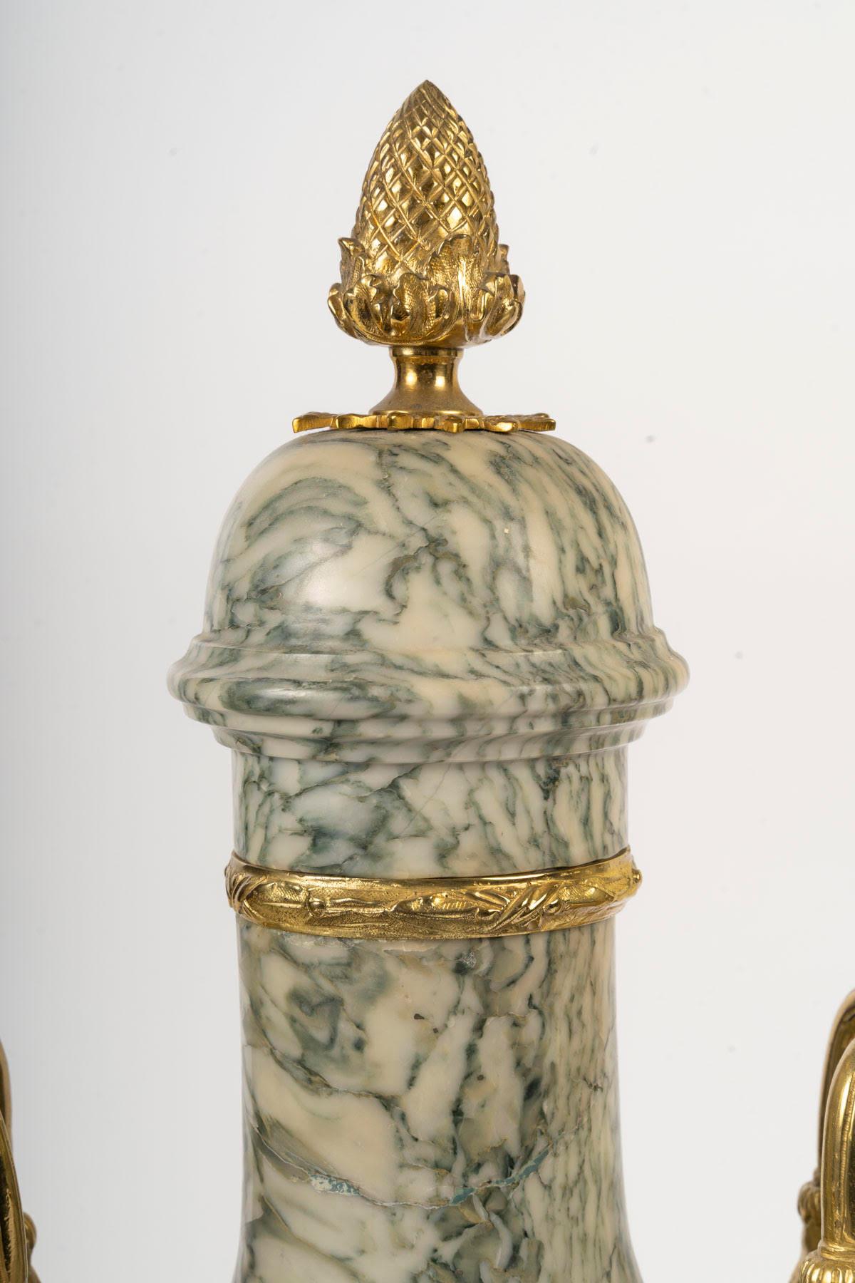 Coppia di cassette in marmo e bronzo dorato, periodo Napoleone III.

Coppia di cassette in marmo e bronzo dorato di epoca napoleonica III del XIX secolo, molto decorate.
H. H. 53 cm, L. 19 cm, P. 15 cm.
Contattaci prima di ordinare per confermare la