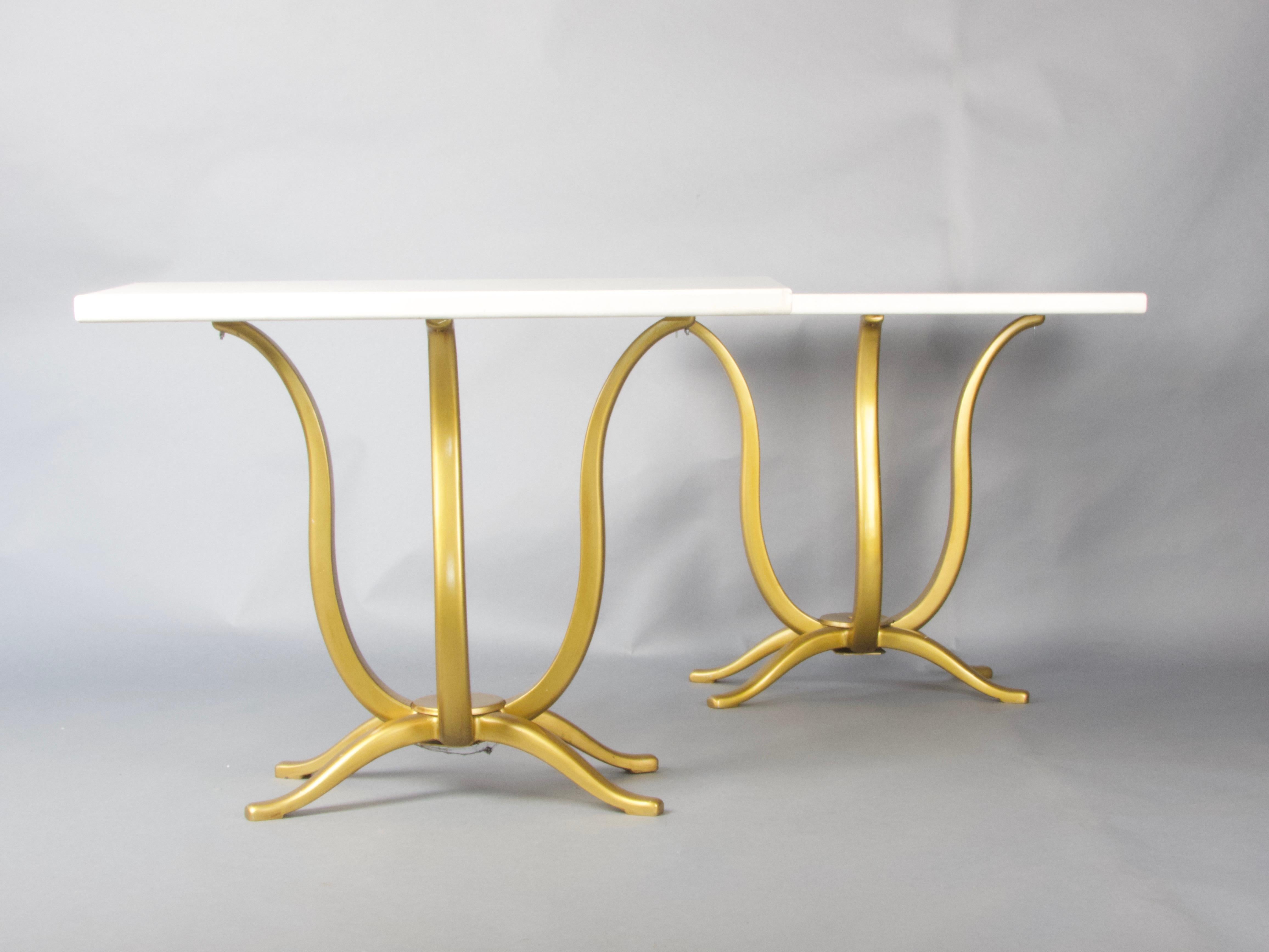 Paire de console en marbre et métal , il y a une tache sur une console sur le marbre vous pouvez le voir sur la photo.