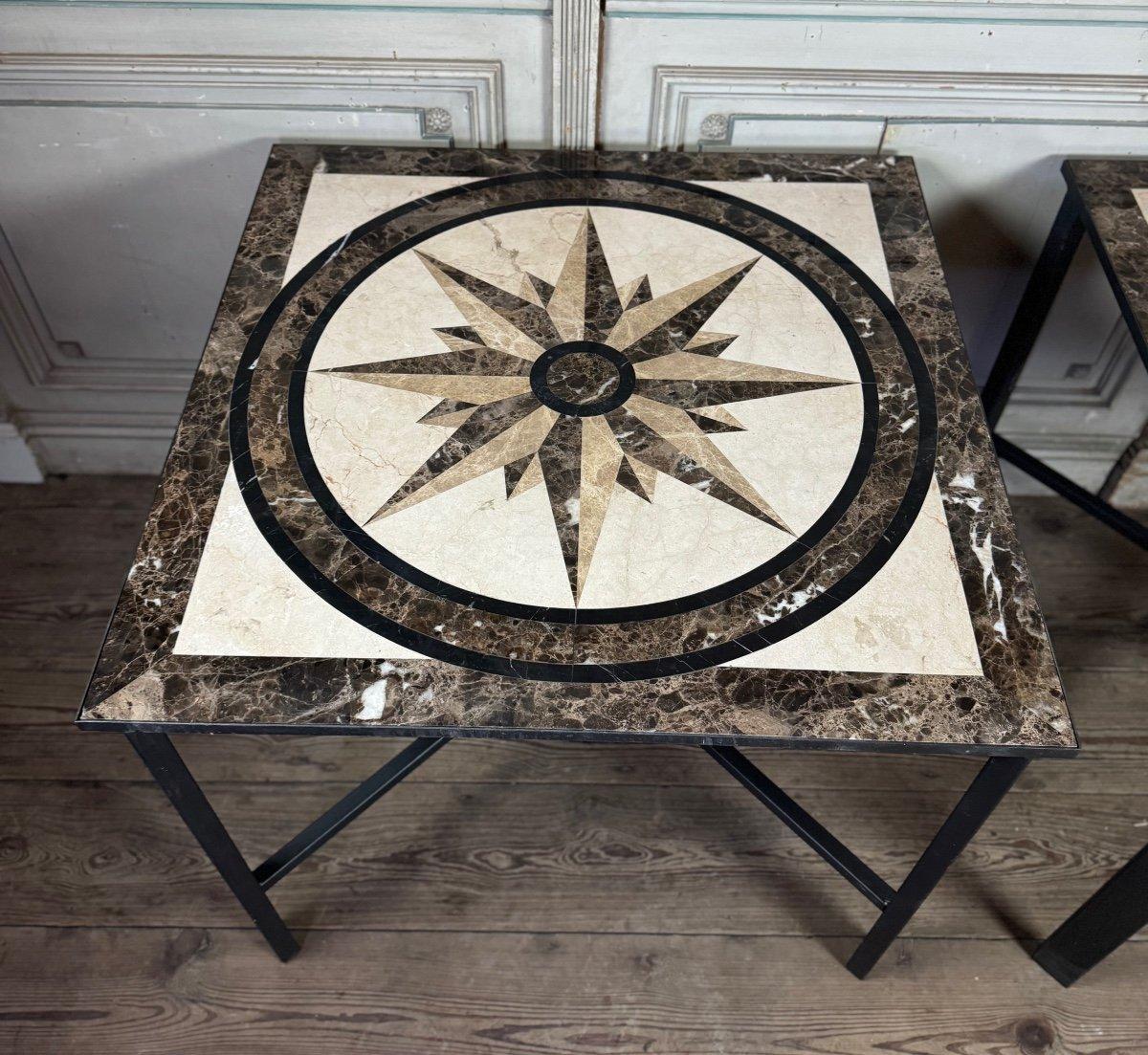 Européen Paire de tables en marbre et métal, Compass Rose en marqueterie de marbre en vente