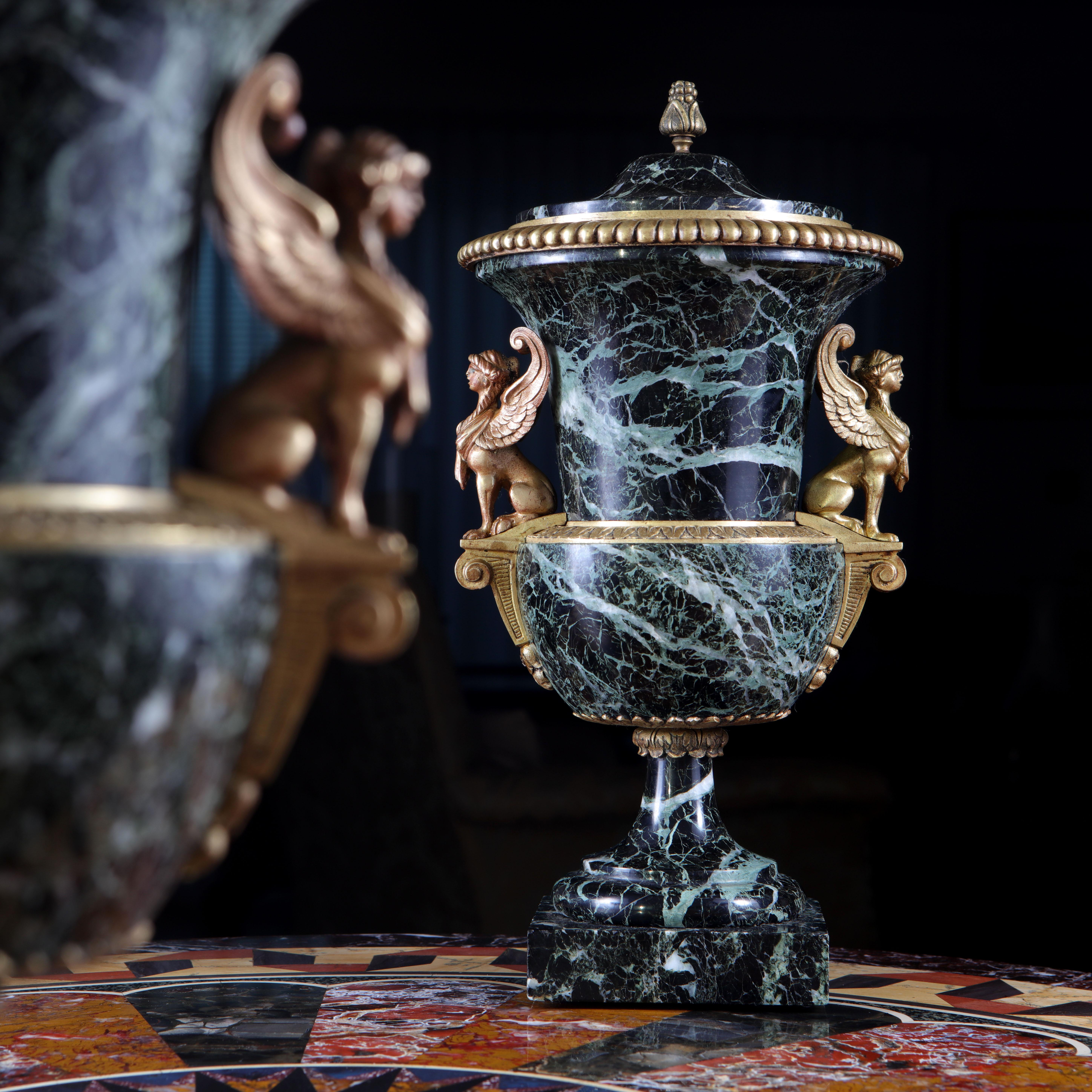 Paar klassischer Urnen aus Marmor und Ormolu (19. Jahrhundert) im Angebot