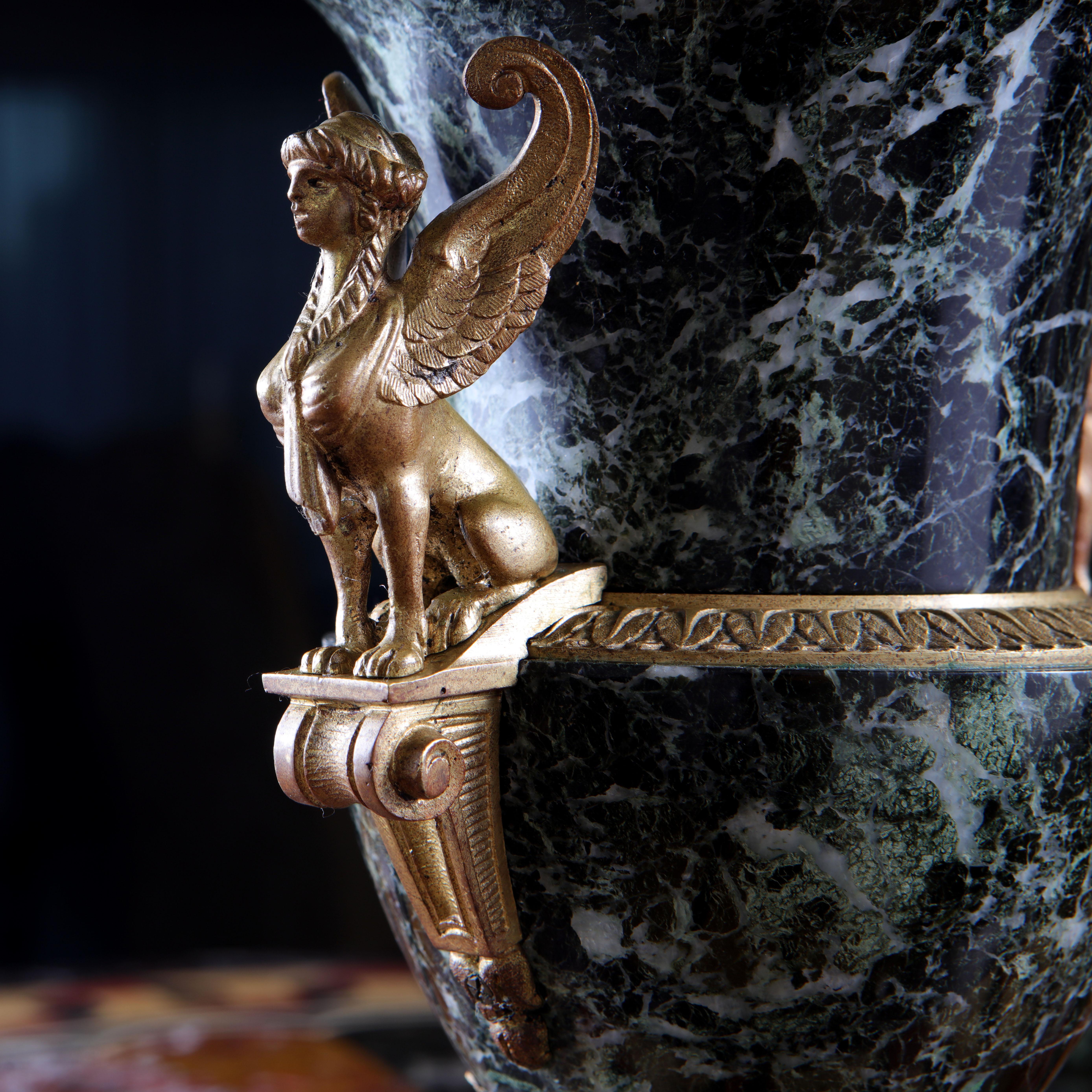 Marbre Paire d'urnes classiques en marbre et bronze doré en vente