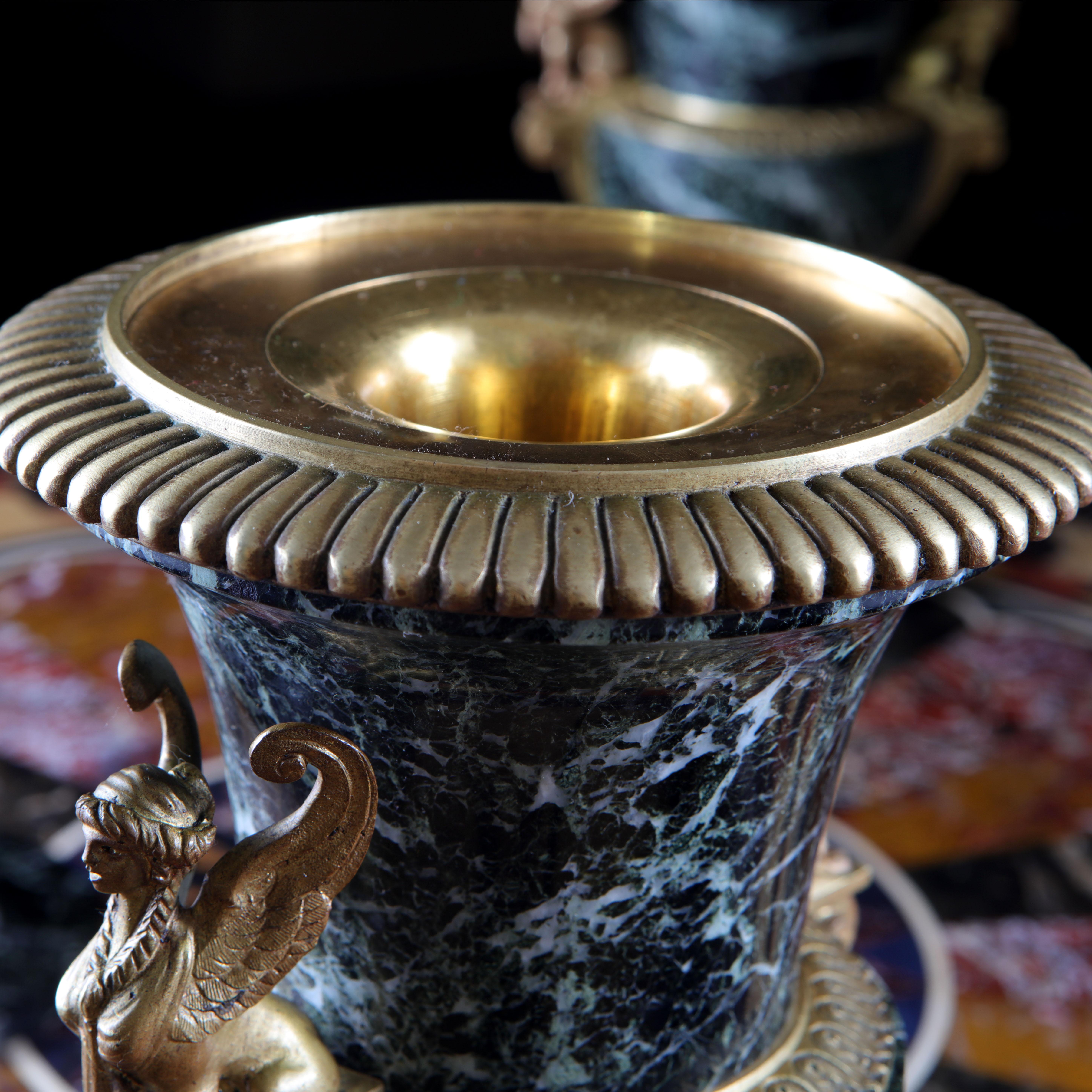 Paar klassischer Urnen aus Marmor und Ormolu im Angebot 3