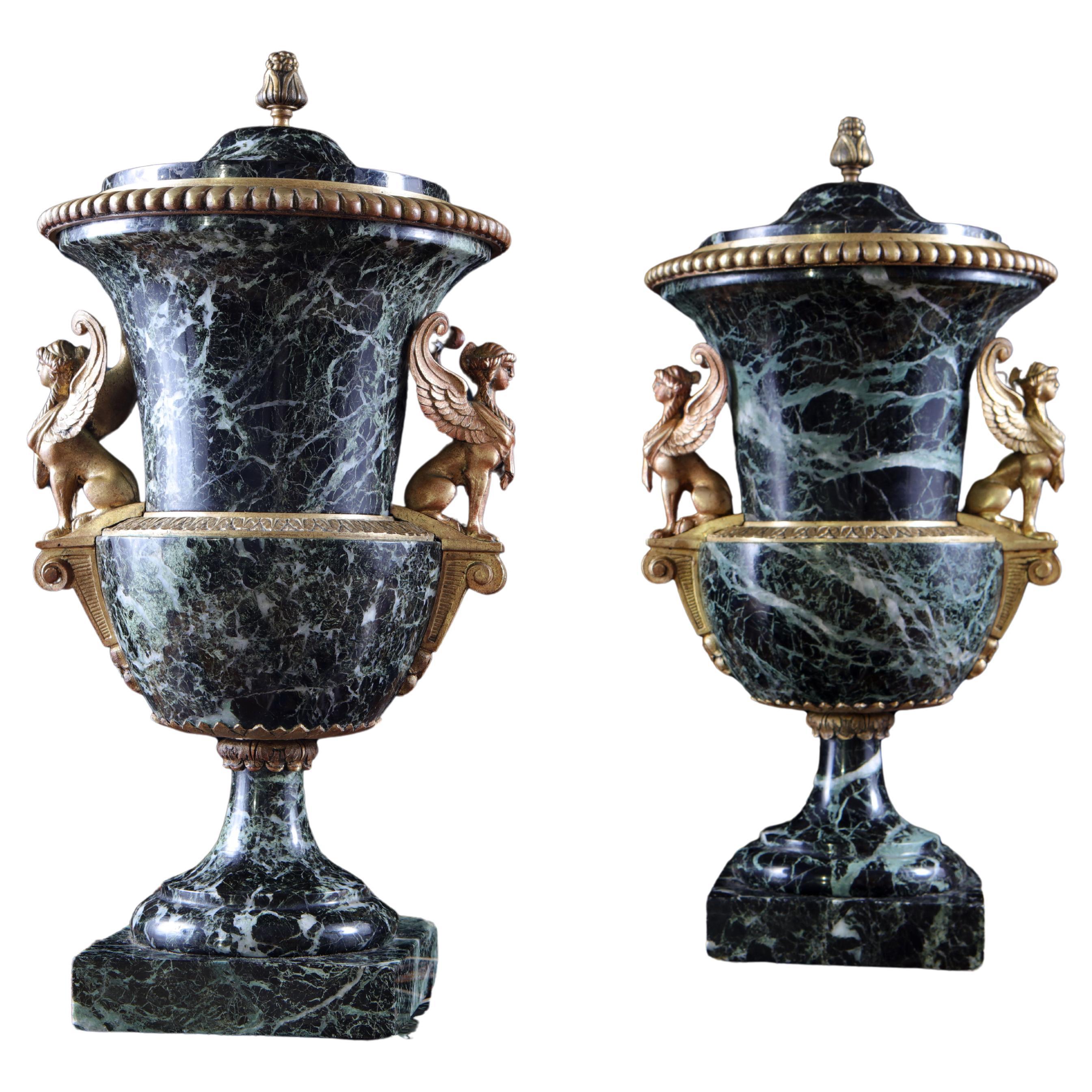 Paar klassischer Urnen aus Marmor und Ormolu im Angebot