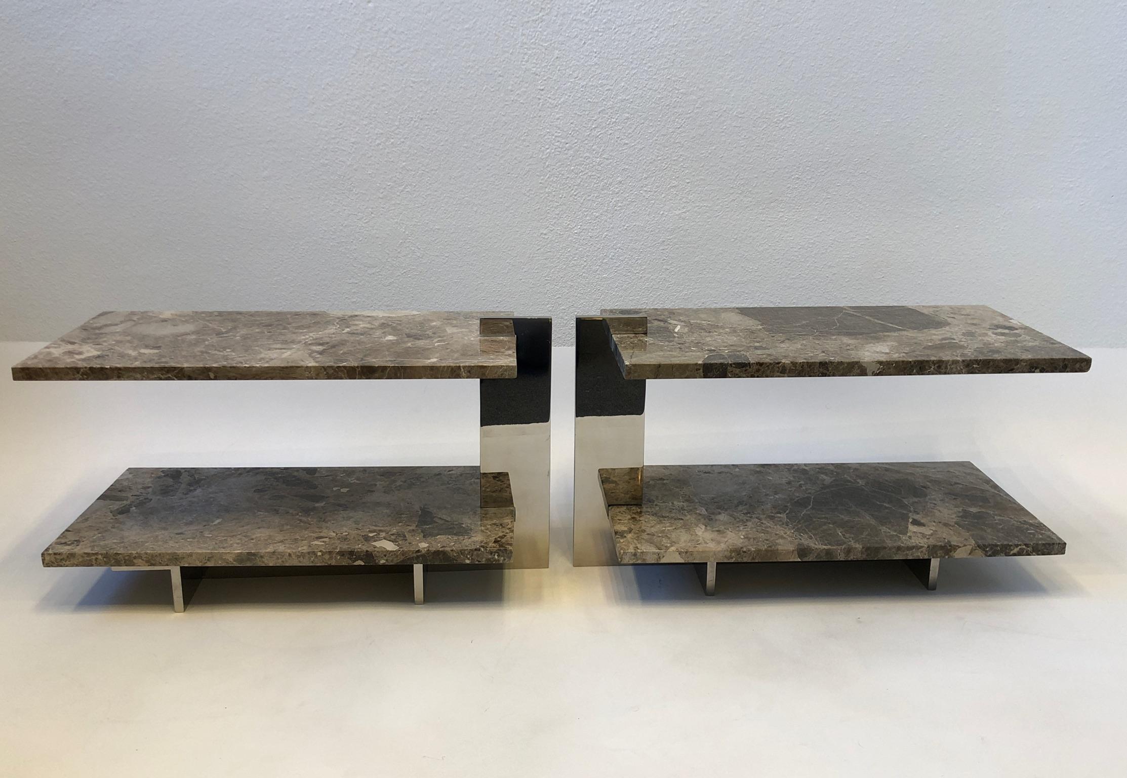 Paire de tables d'appoint à deux niveaux en marbre et acier inoxydable Bon état - En vente à Palm Springs, CA