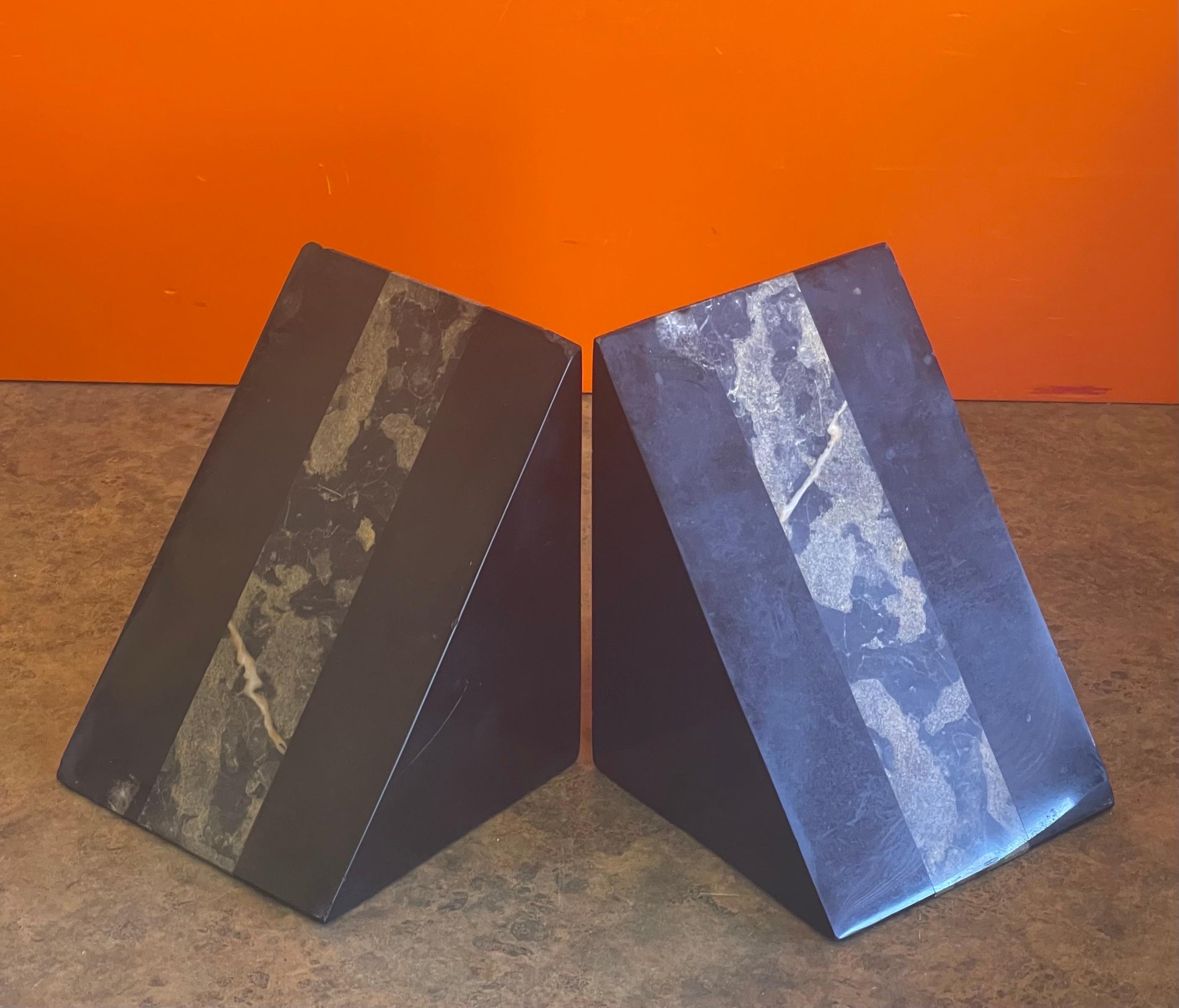 Paire de serre-livres Art Déco triangulaires en marbre en vente 7