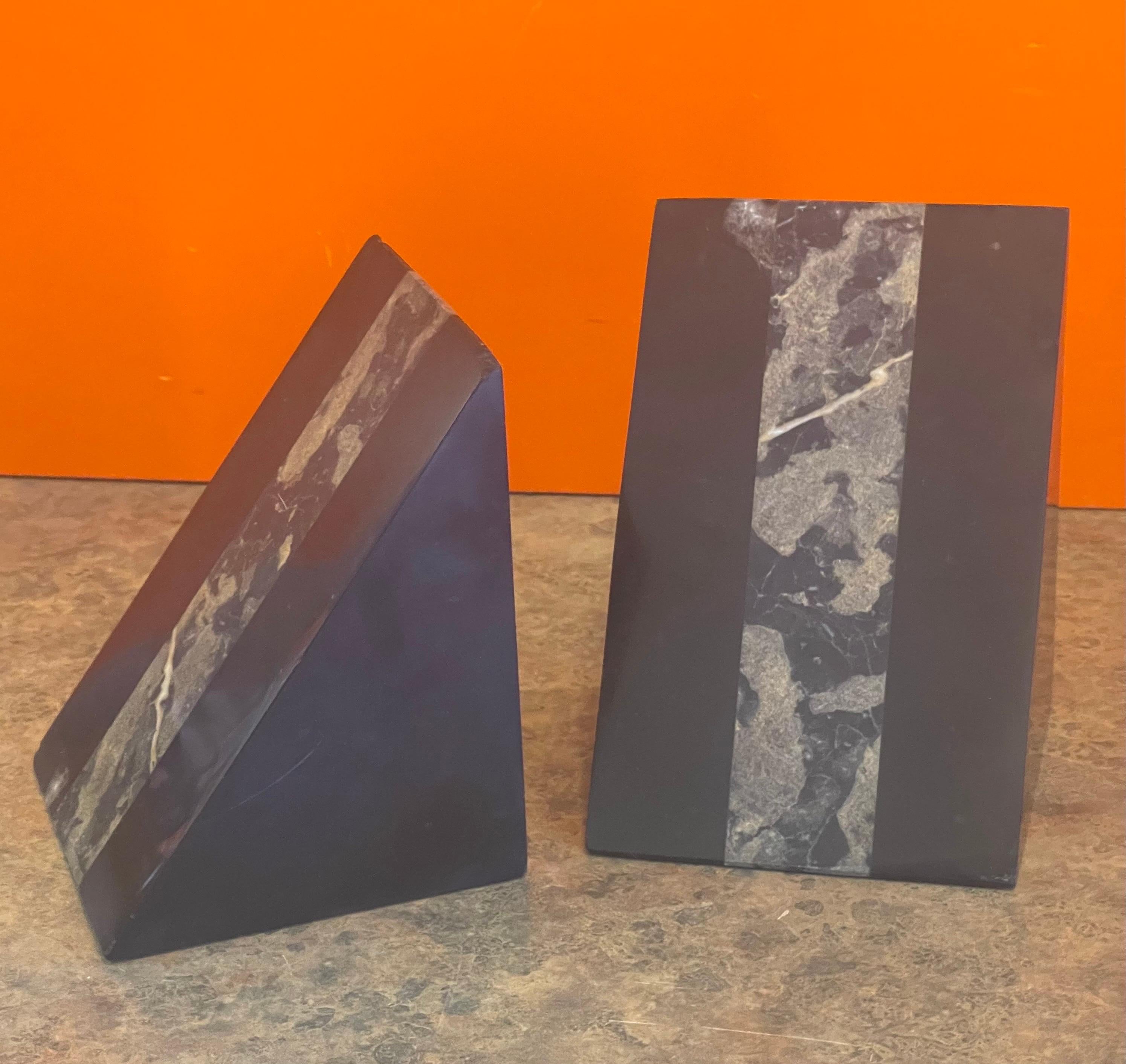 Attrayante paire de serre-livres triangulaires en marbre taillé Art déco, vers les années 1940. Ils sont en état d'origine avec une belle patine et quelques petits éclats dans les coins (voir photos) ; la paire mesure 7.75 