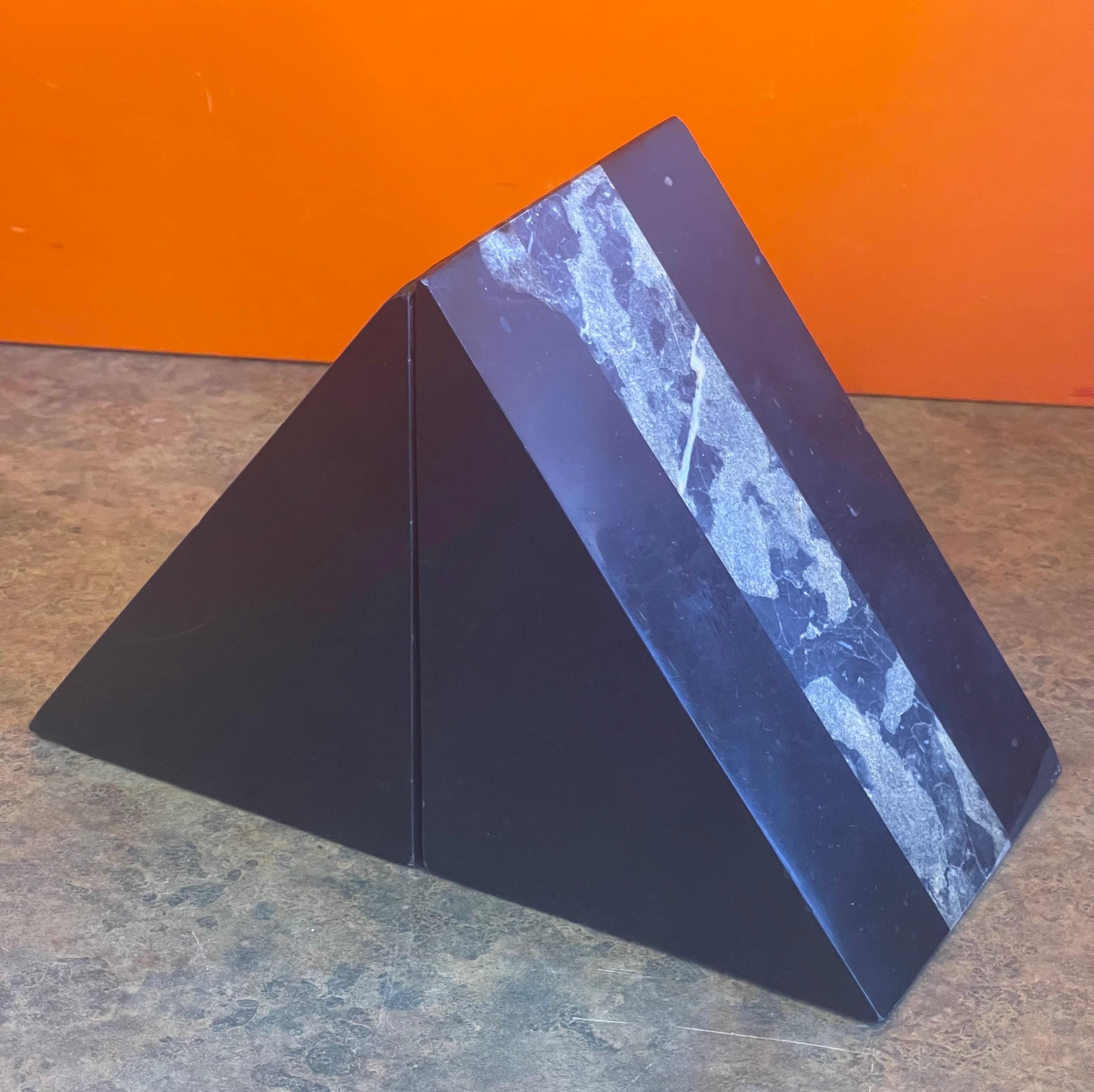 Américain Paire de serre-livres Art Déco triangulaires en marbre en vente