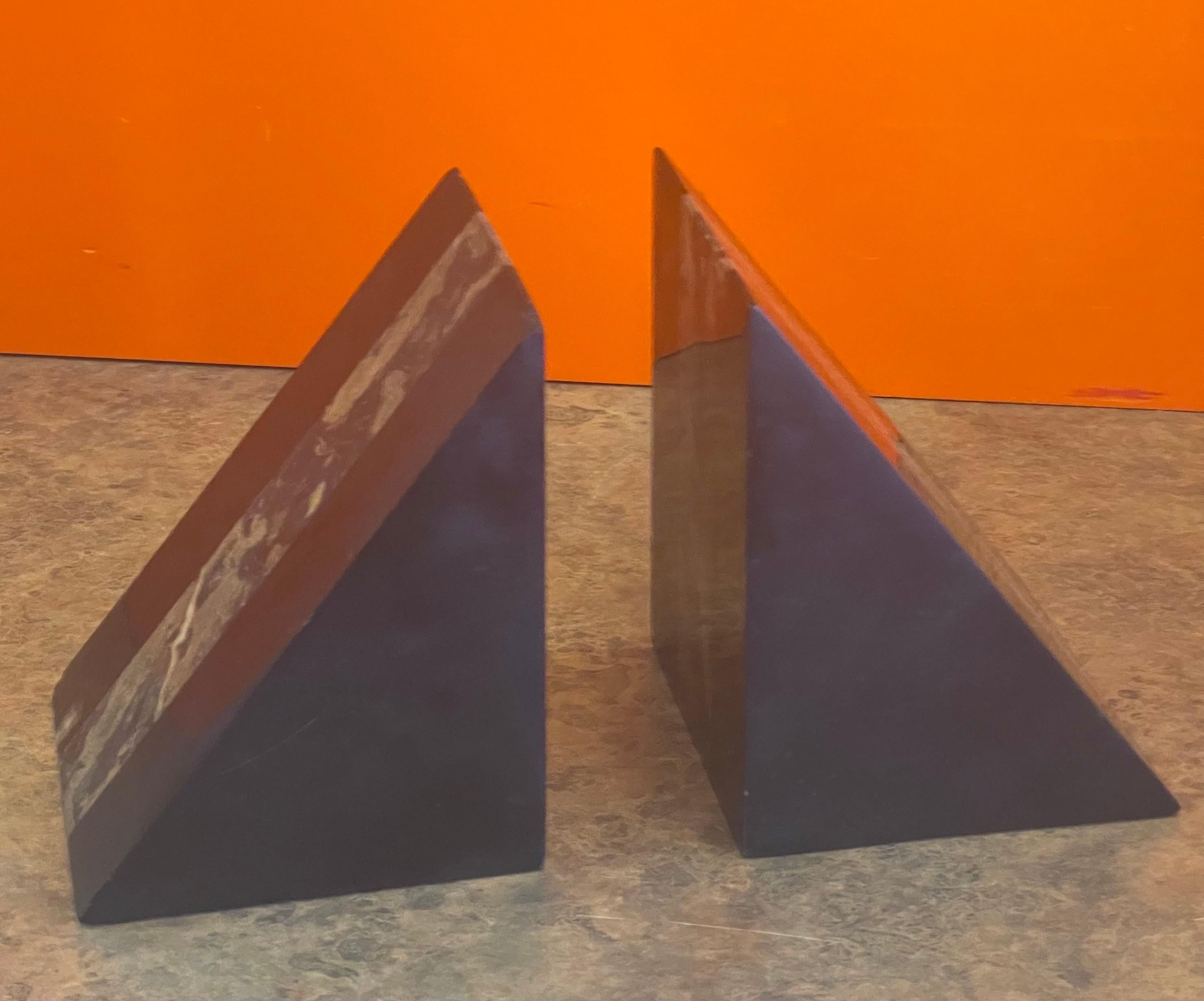 Marbre Paire de serre-livres Art Déco triangulaires en marbre en vente