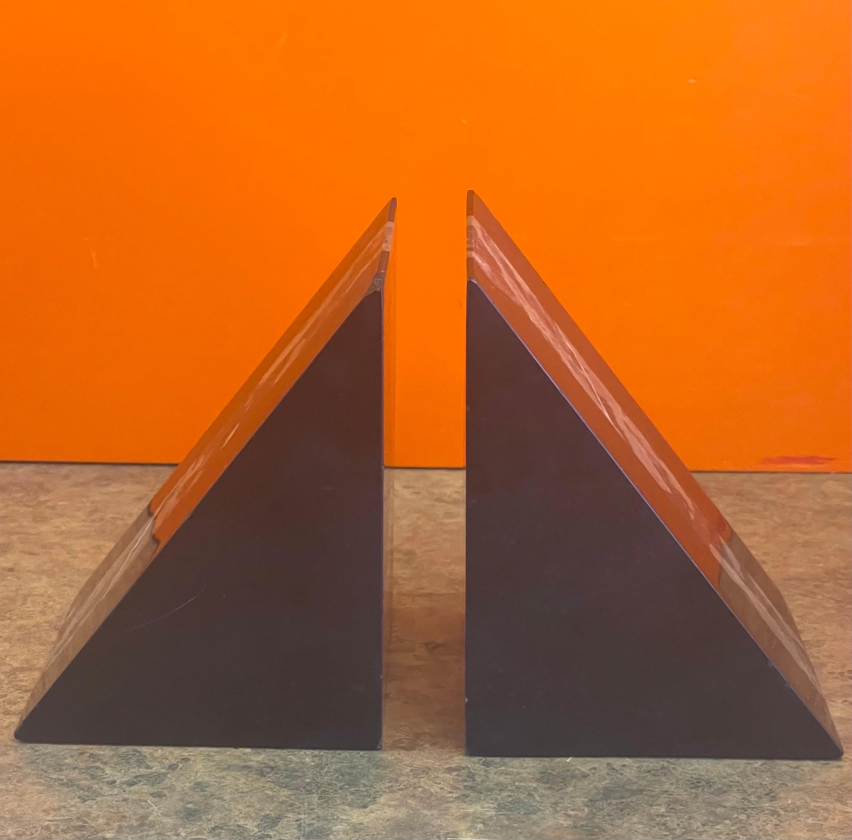 Paire de serre-livres Art Déco triangulaires en marbre en vente 2