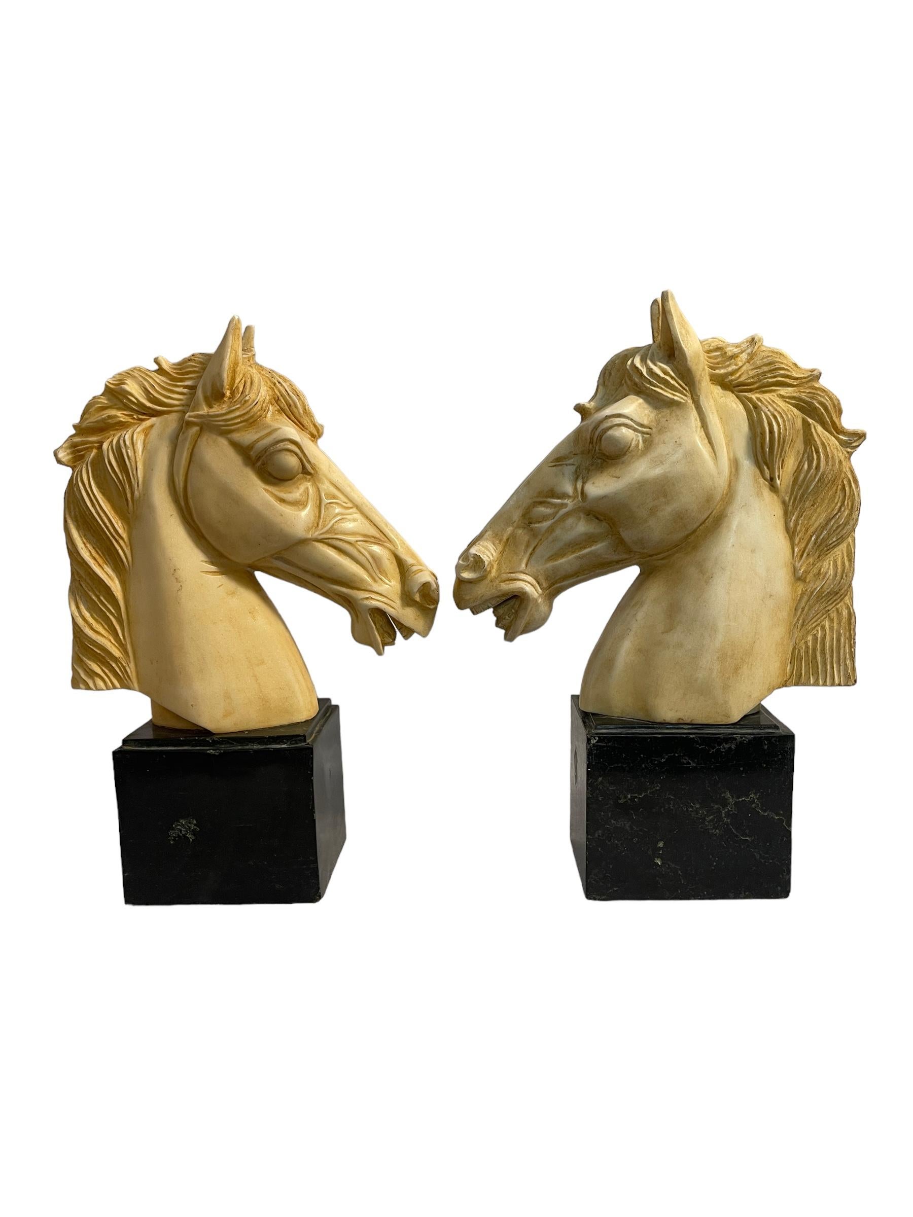 Grec classique Paire de serre-livres en marbre, têtes de chevaux en vente