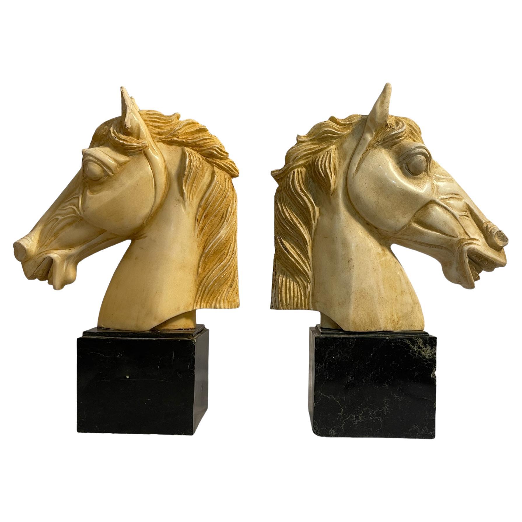 Paire de serre-livres en marbre, têtes de chevaux