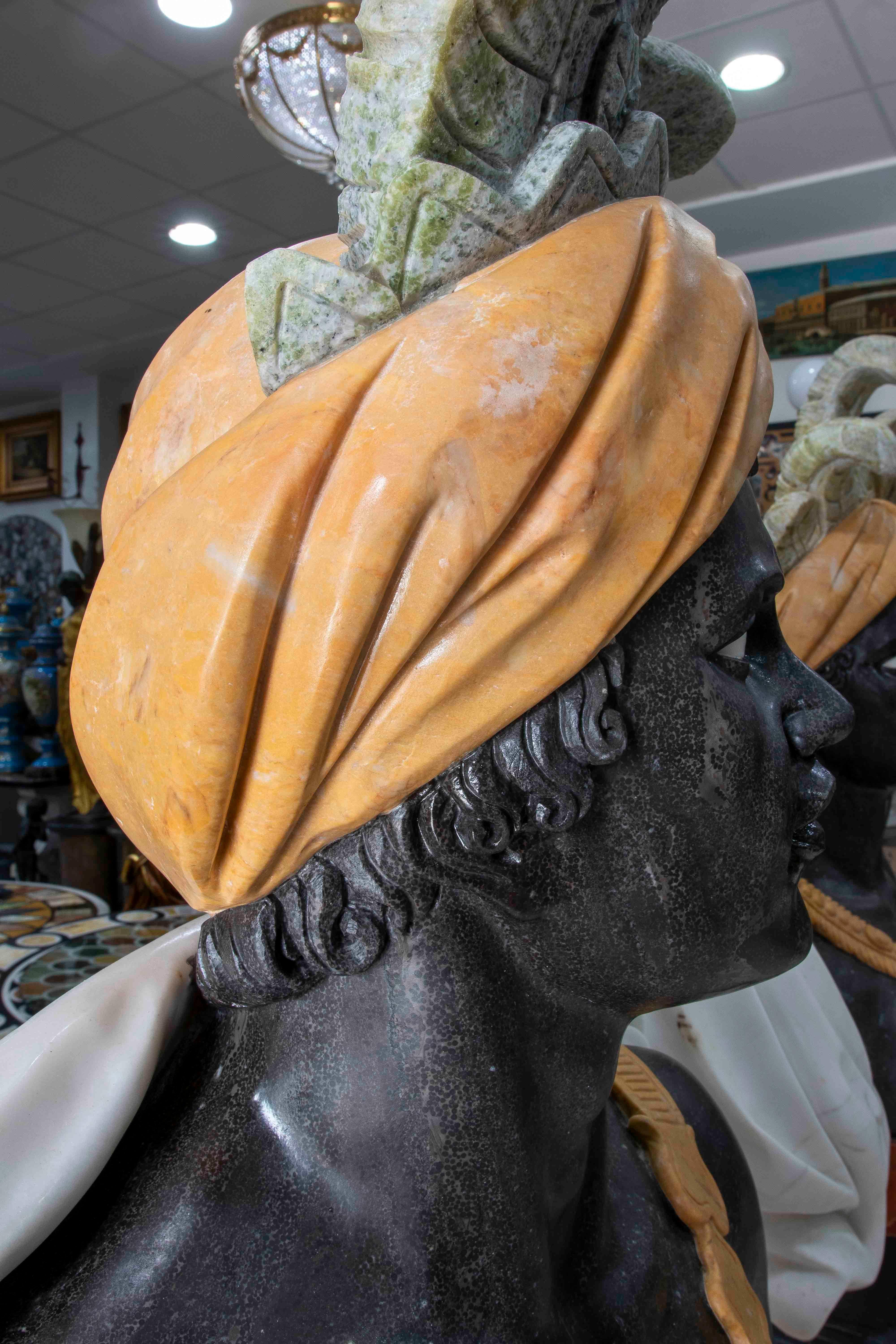 Pair of Marble Busts of Warriors with Hats and Feathers In Good Condition For Sale In Marbella, ES