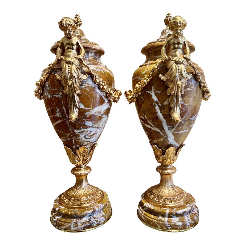 Paar Marmorurnen mit Putten verziert, Napoleon III.-Periode, 19. Jahrhundert im Angebot 5