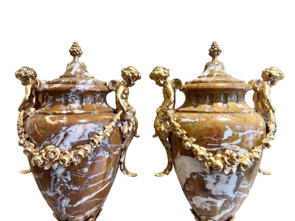Pair of marble urns decorated with putti, Napoleon III period, 19th century For Sale 6