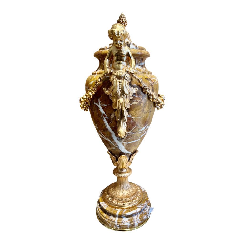 Pair of marble urns decorated with putti, Napoleon III period, 19th century For Sale 7