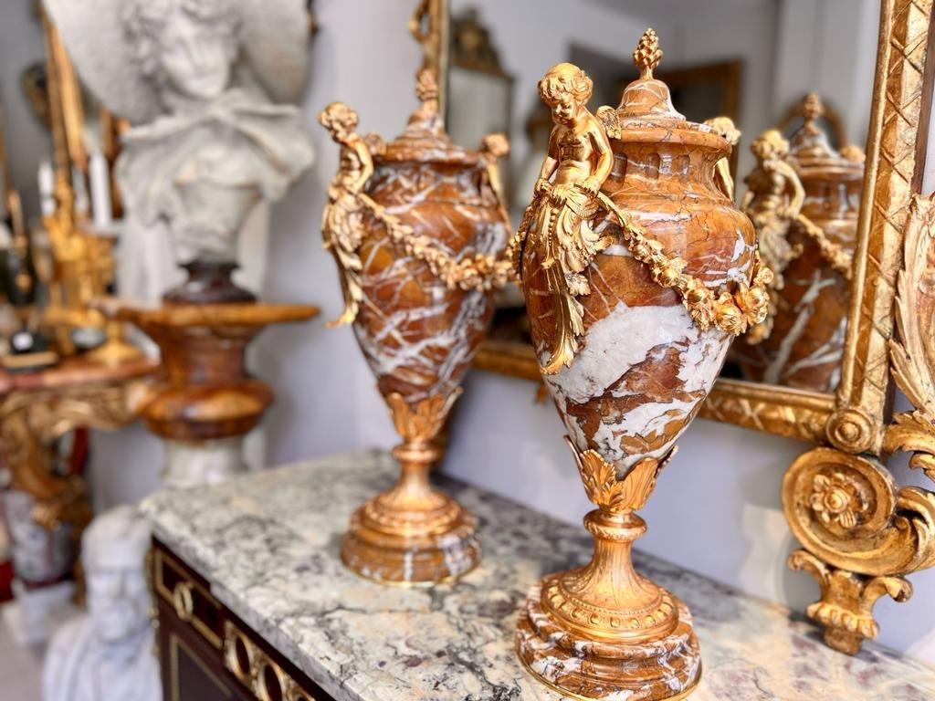 Louis XVI Pair of marble urns decorated with putti, Napoleon III period, 19th century For Sale