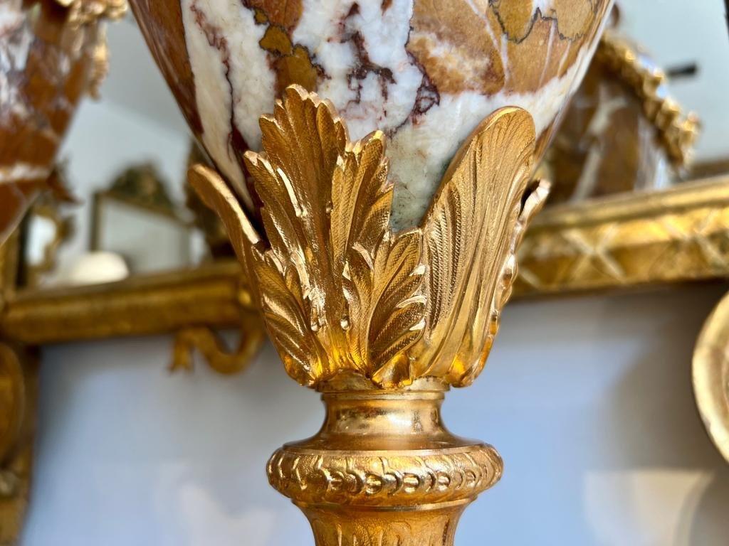 Français Paire d'urnes en marbre décorées de putti, période Napoléon III, XIXe siècle en vente