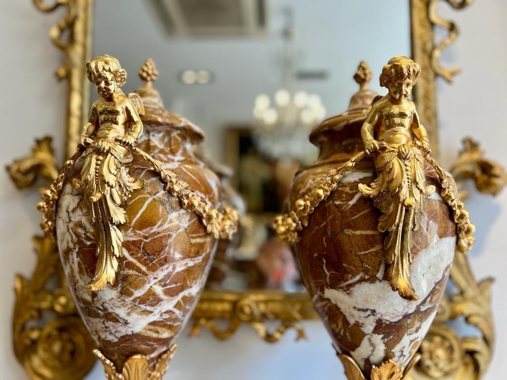 Pair of marble urns decorated with putti, Napoleon III period, 19th century In Excellent Condition For Sale In NICE, FR