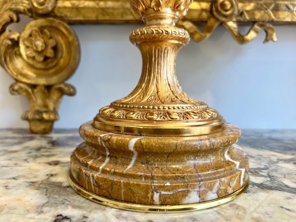 Milieu du XIXe siècle Paire d'urnes en marbre décorées de putti, période Napoléon III, XIXe siècle en vente
