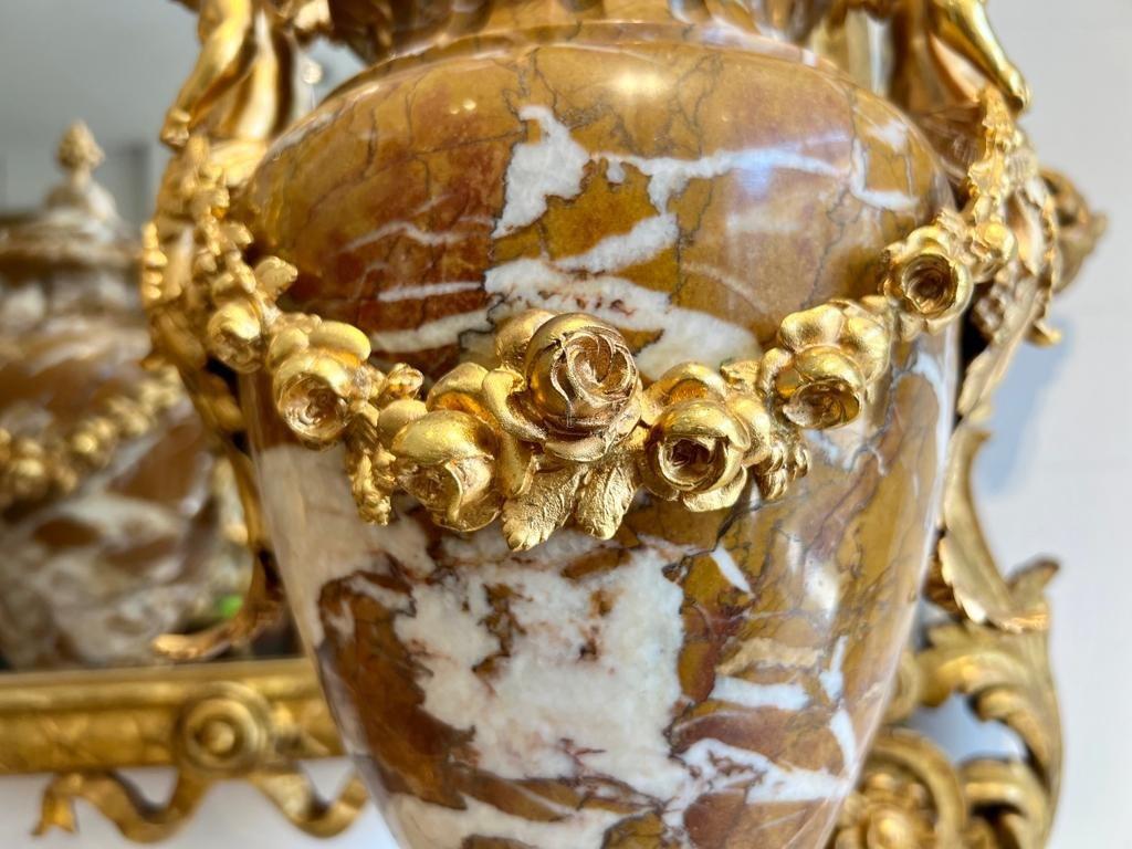 Paire d'urnes en marbre décorées de putti, période Napoléon III, XIXe siècle en vente 1