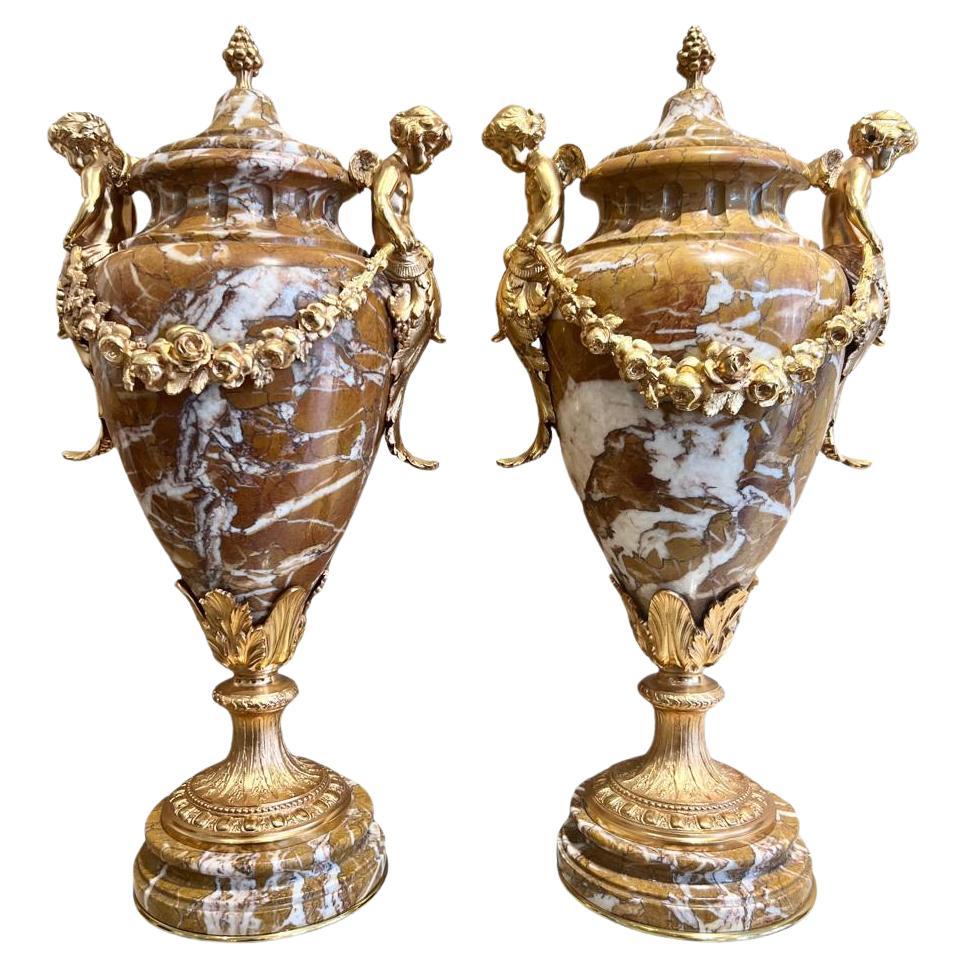 Paar Marmorurnen mit Putten verziert, Napoleon III.-Periode, 19. Jahrhundert im Angebot