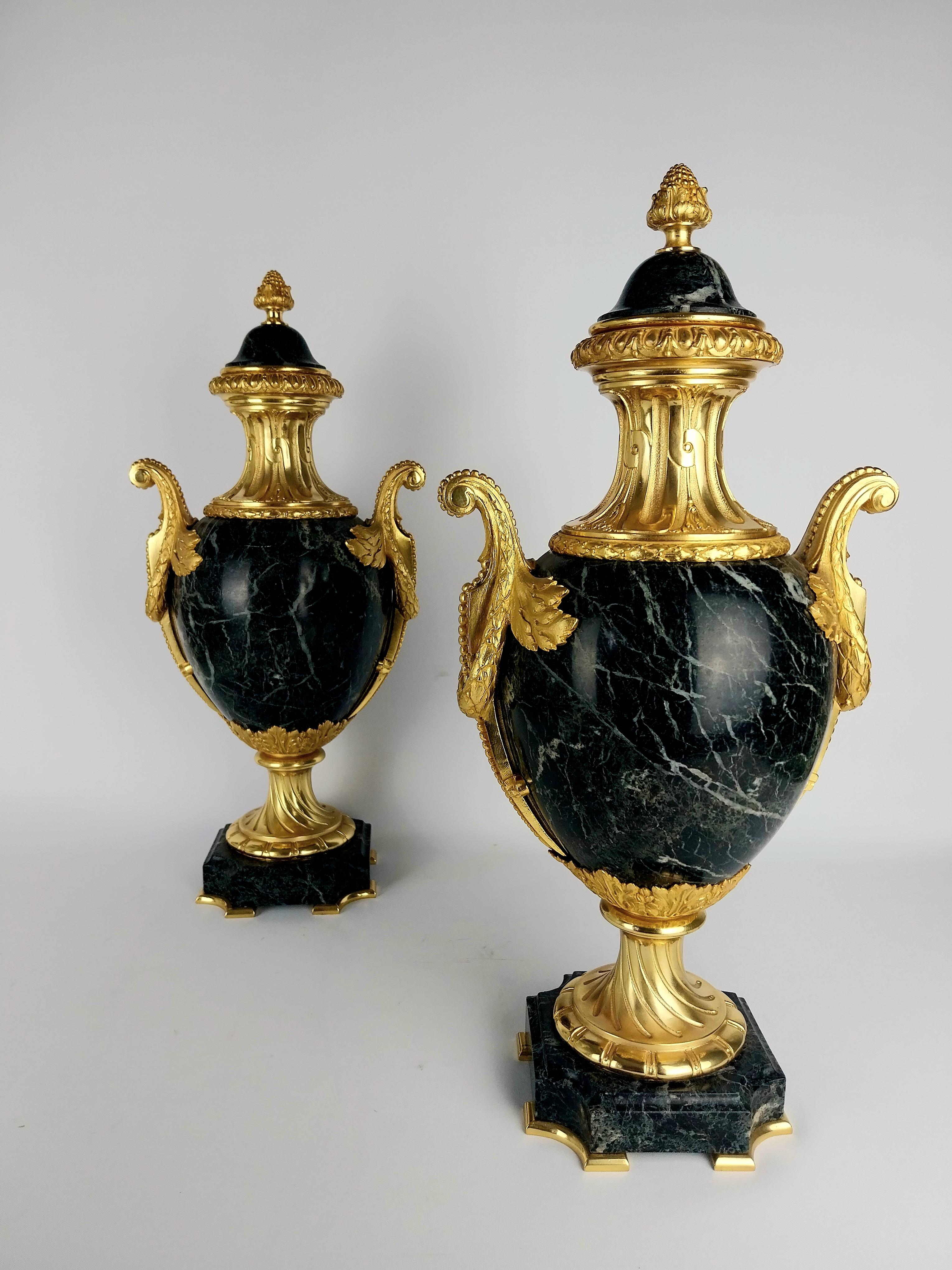 Louis XVI Paire de cassolettes en marbre en vente