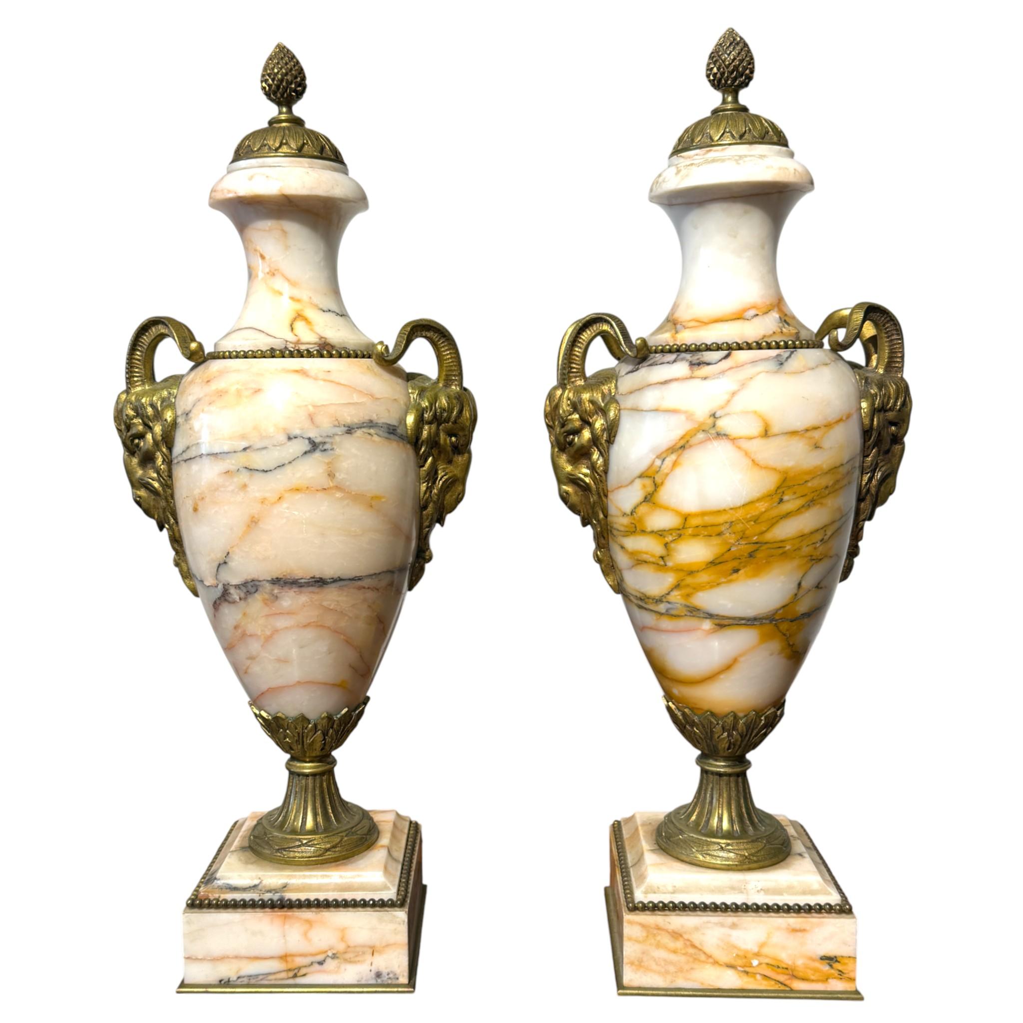 Pair of Marble Cassolettes from Skyros (Greece) with Aries Heads, 19th Century en vente