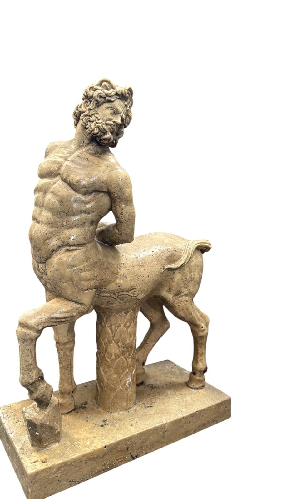 Elegante coppia di sculture di centauri in marmo travertino, risalenti agli inizi del XX secolo. Queste figure mitologiche sono splendidamente dettagliate e mostrano un'ispirazione classica e un'esperta scultura in pietra. Ogni centauro è
