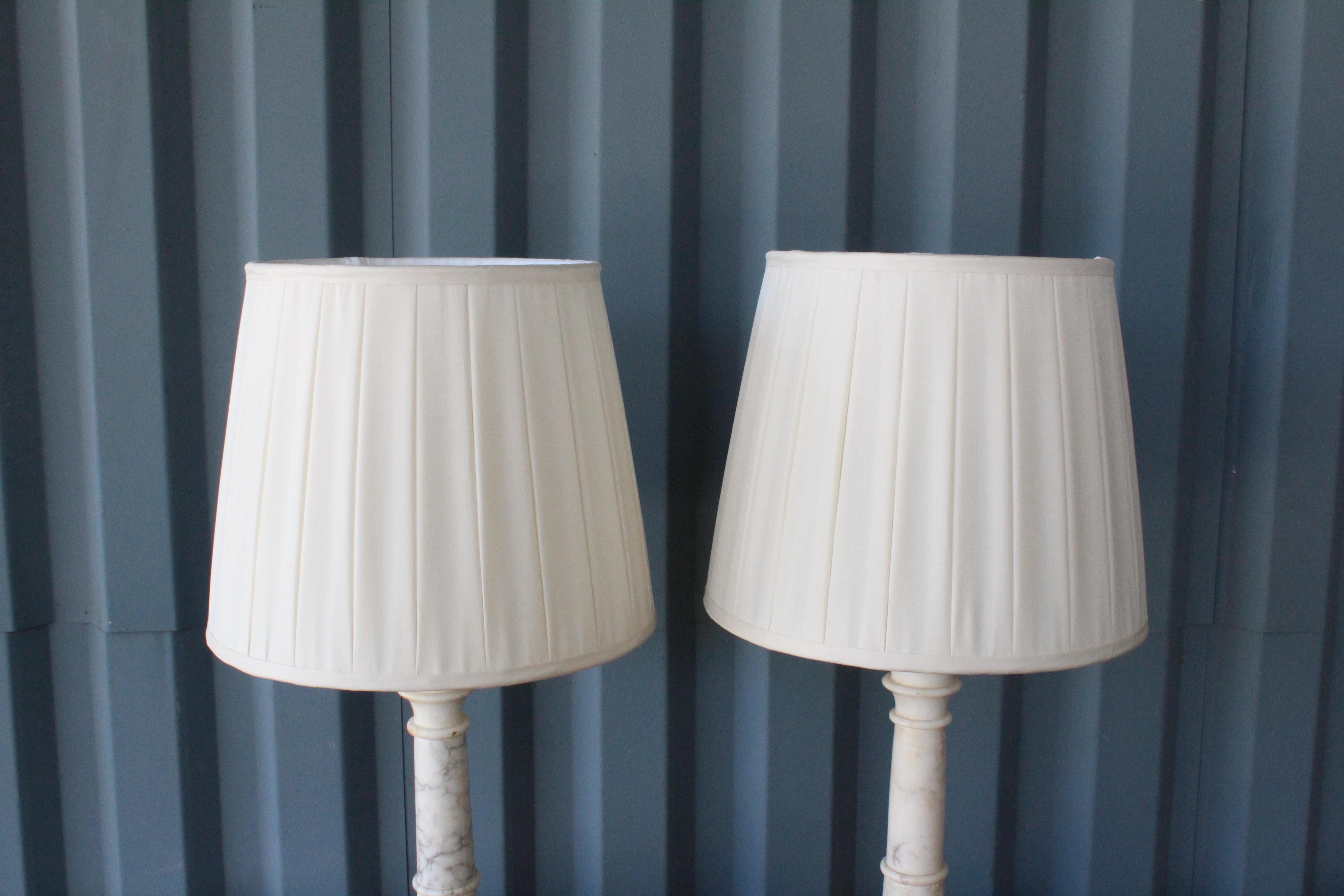 Mid-20th Century Pair of Marble Column Lamps with Silk Shades, USA, 1940s