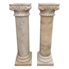 Paire de colonnes en marbre aux chapiteaux ouvragés