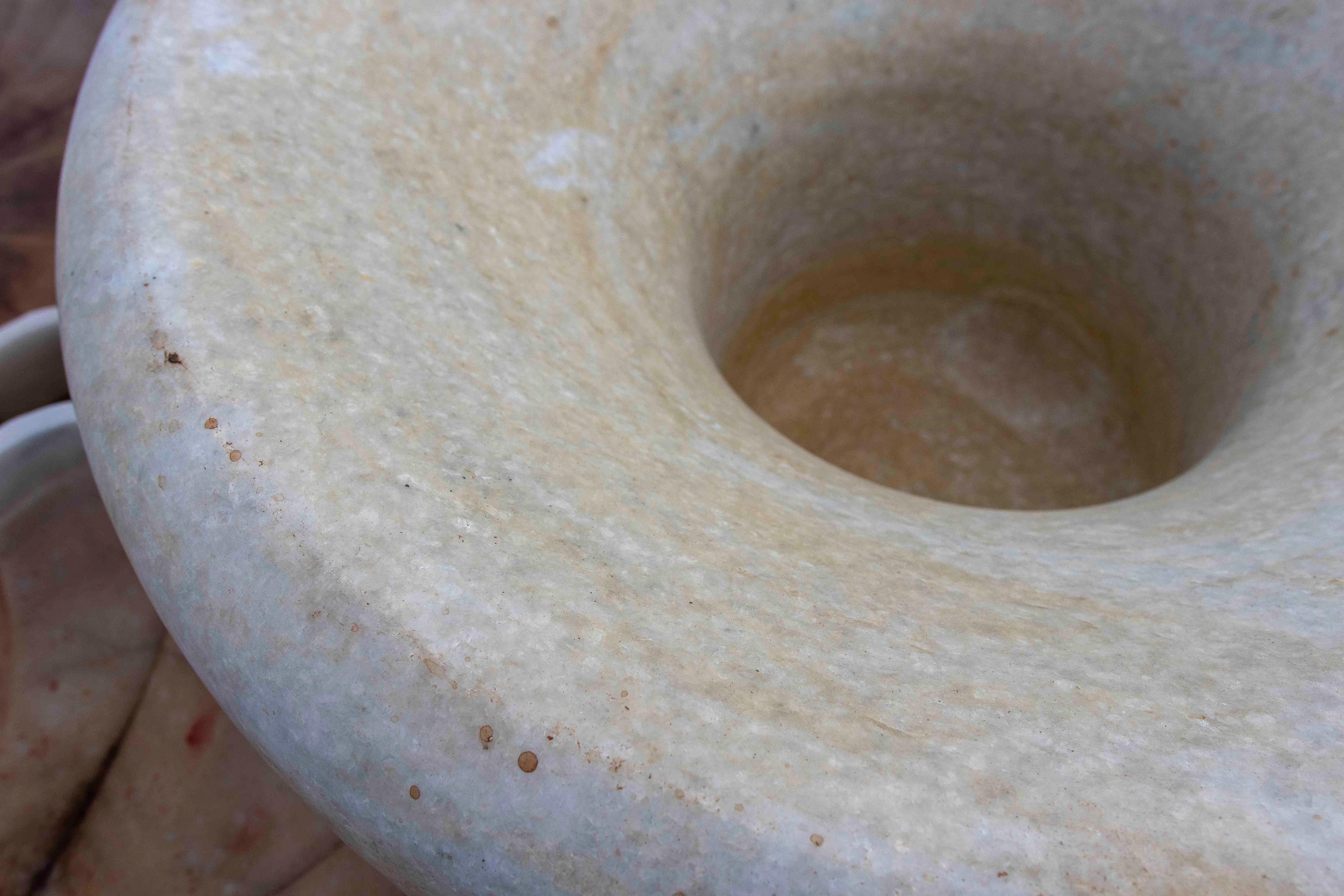 Paire de tasses en marbre blanc naturel avec bords arrondis en vente 6