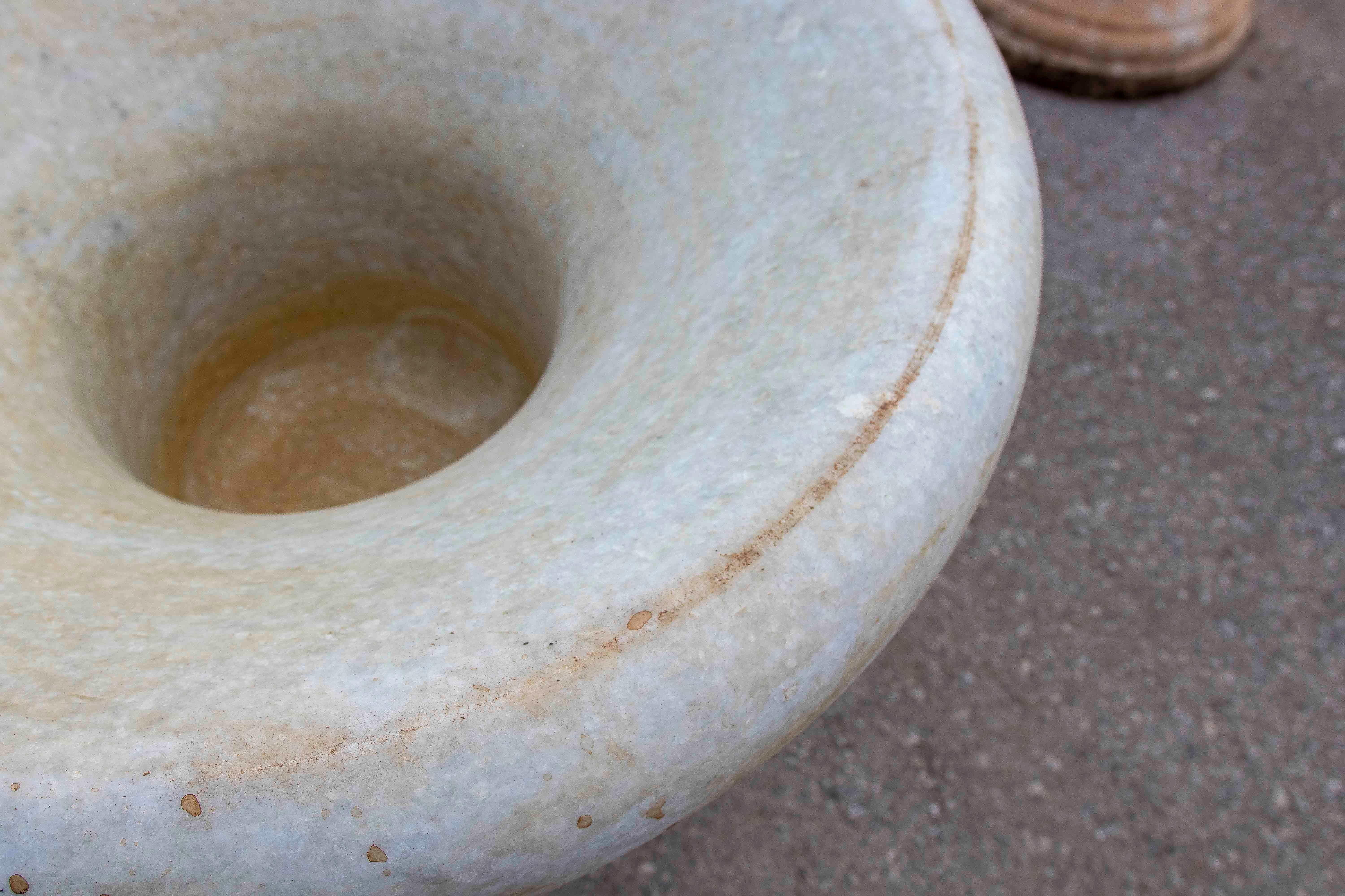 Paire de tasses en marbre blanc naturel avec bords arrondis en vente 7