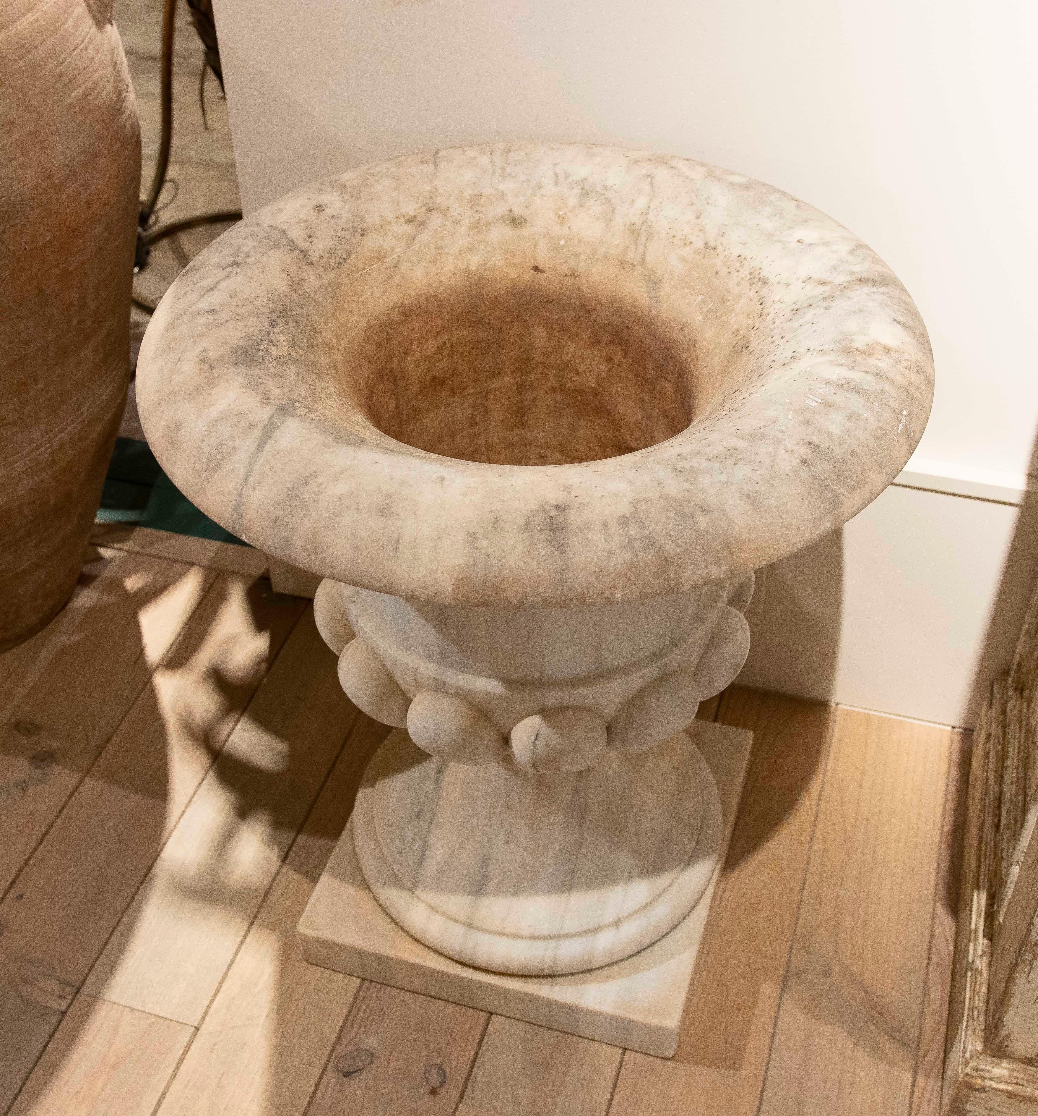 Pair of Marble Cups in Natural White Marble with Rounded Edges 9