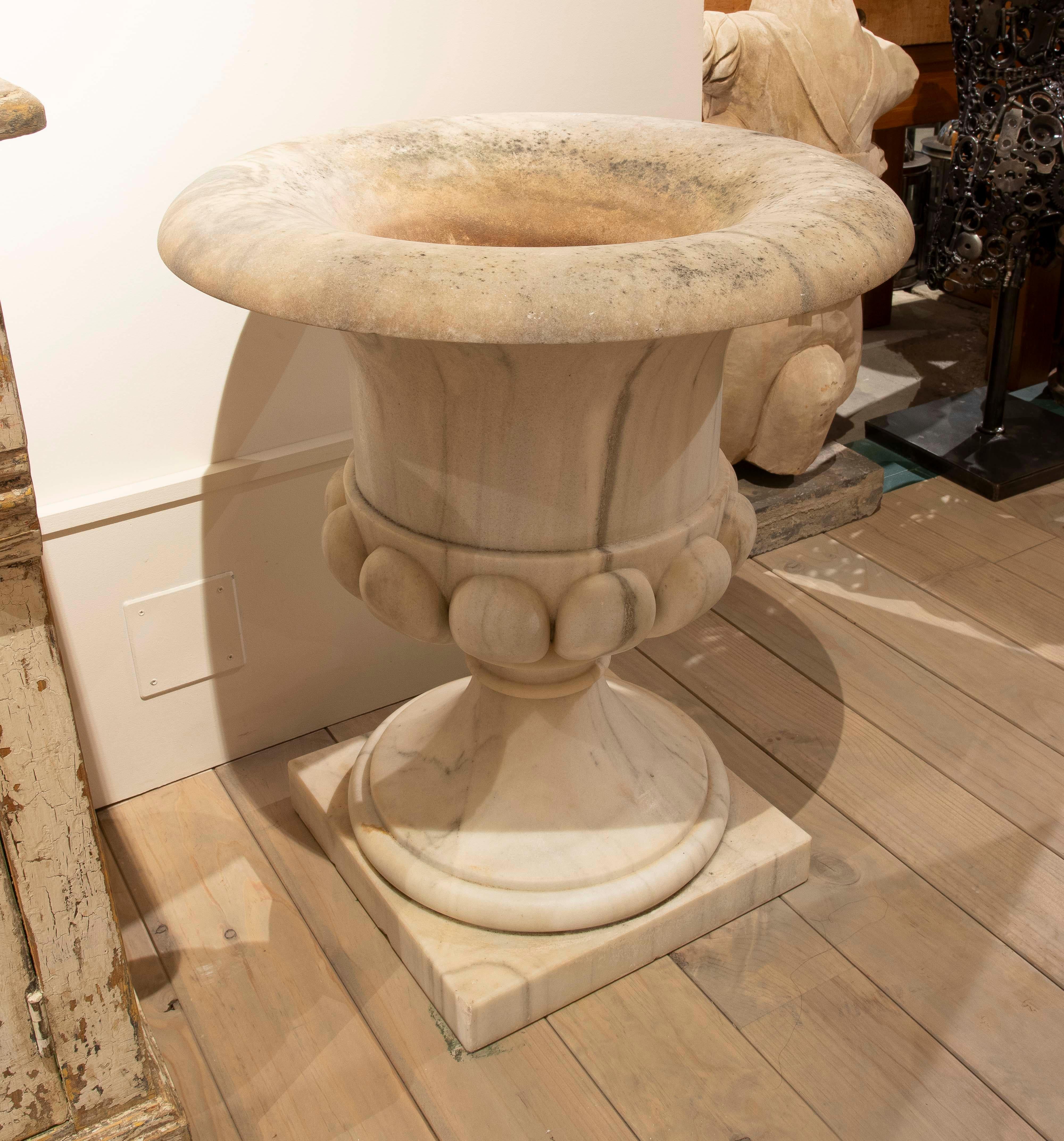 Spanish Pair of Marble Cups in Natural White Marble with Rounded Edges