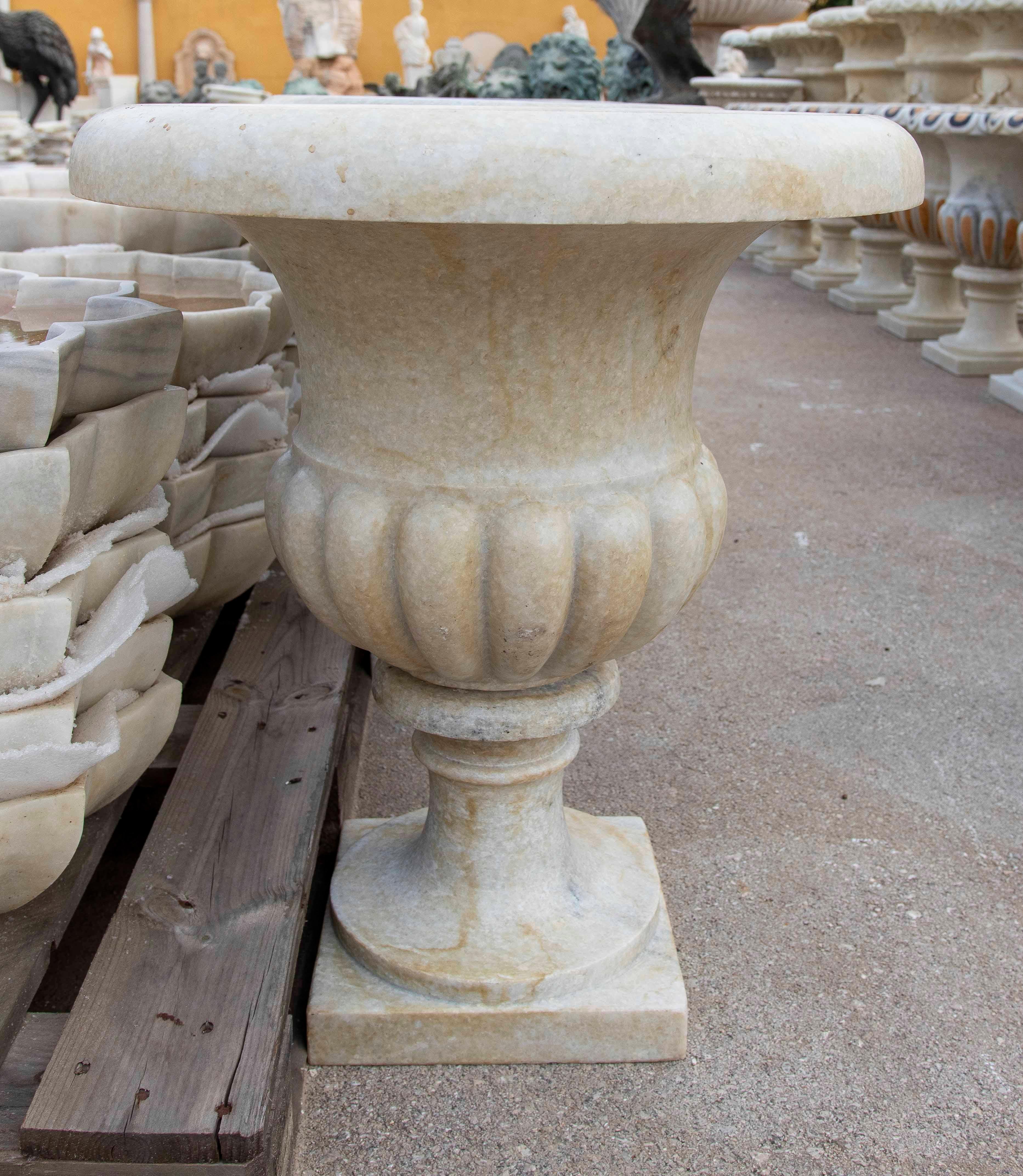 Sculpté à la main Paire de tasses en marbre blanc naturel avec bords arrondis en vente