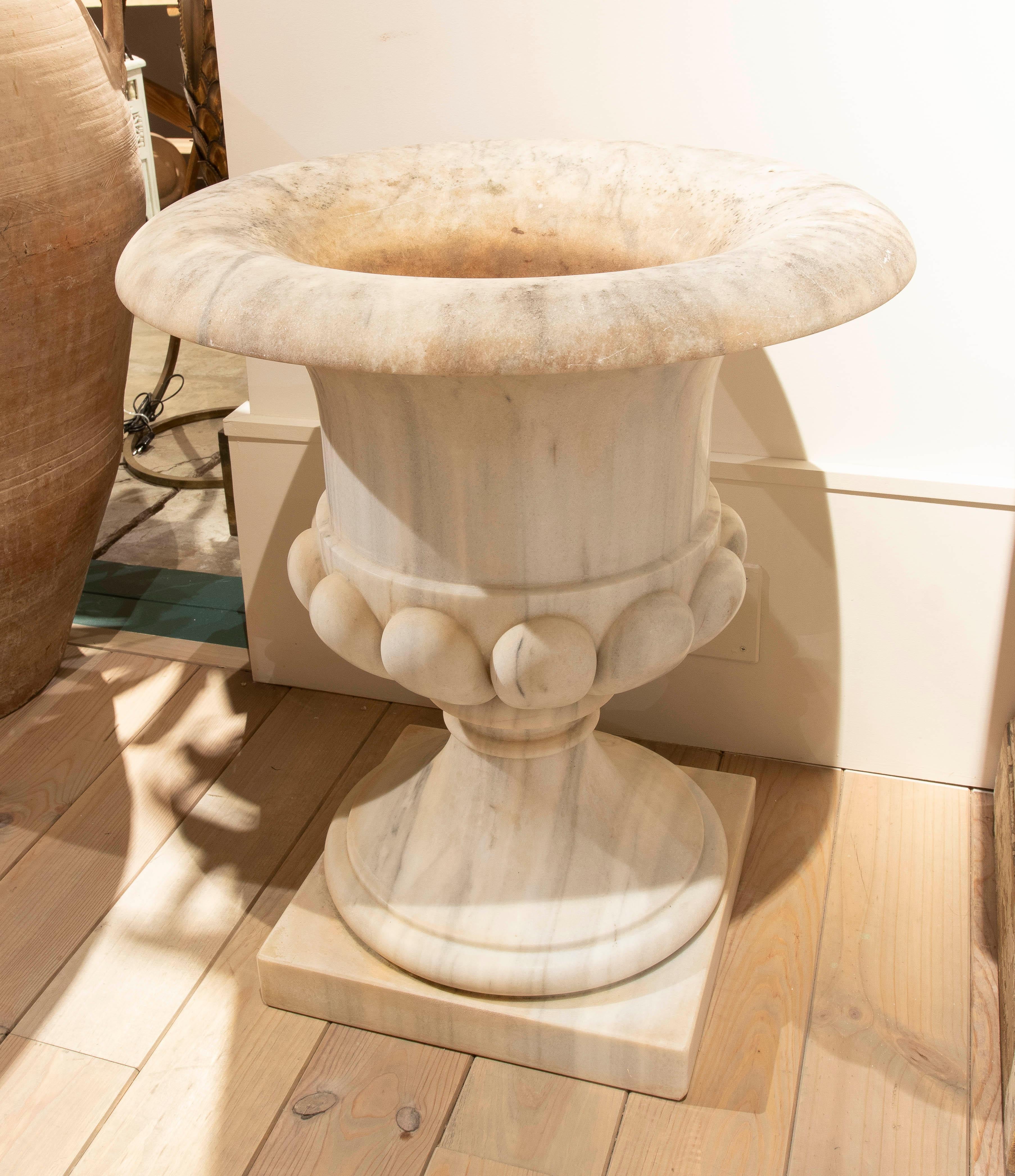 Pair of Marble Cups in Natural White Marble with Rounded Edges In Good Condition In Marbella, ES