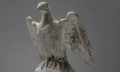 Paire d'aigles en marbre di Latte sur pied, Angleterre, vers 1940