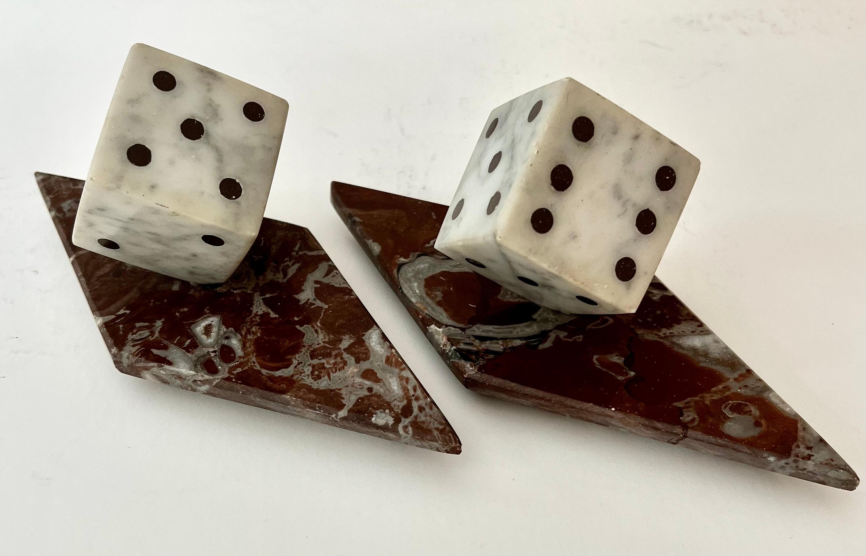 Coppia di dadi in marmo su basi in marmo. La coppia è un bel complemento per qualsiasi scaffale ed è ideale per gli appassionati di giochi o per la stanza dei bambini. Lancio dei dadi e buona fortuna!